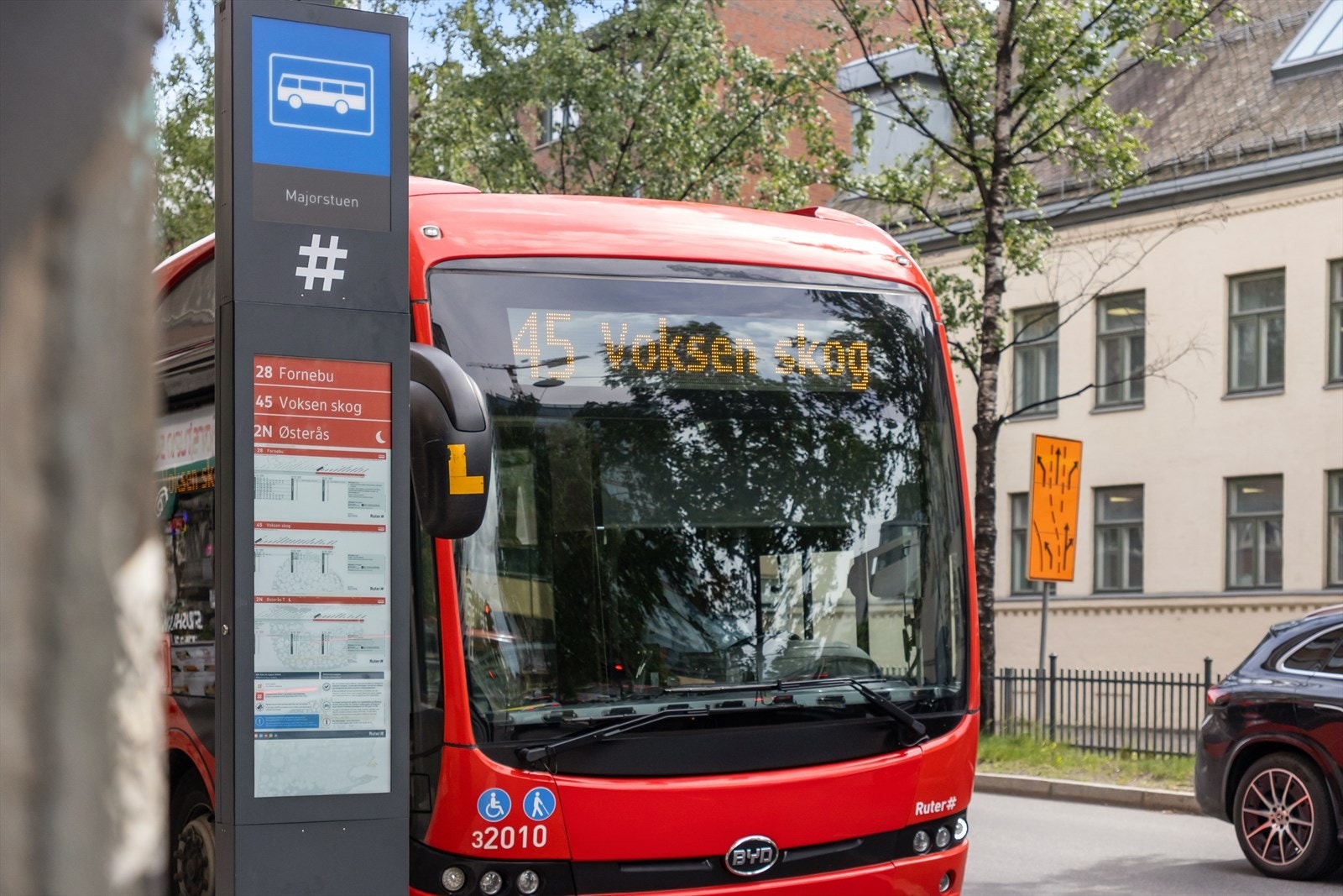 Alt av kollektivforbindelser rett utenfor døra. Galleribilde