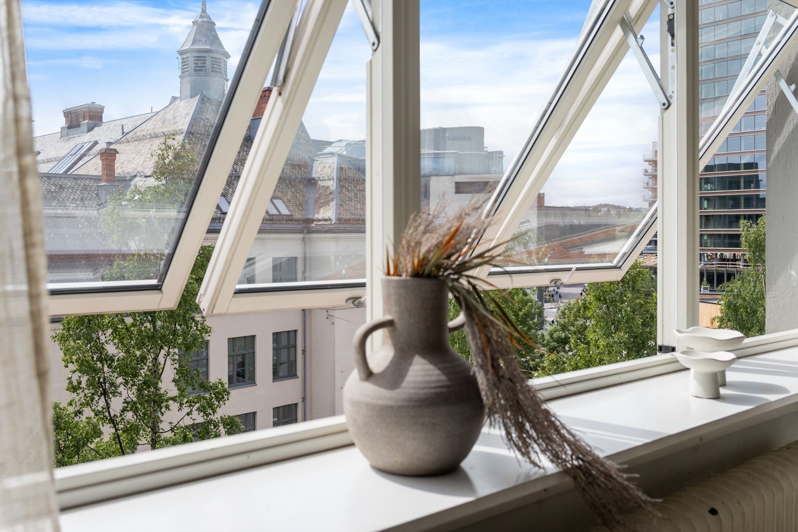 Leiligheten har store og flotte vindusflater som slipper inn godt med lys. Galleribilde