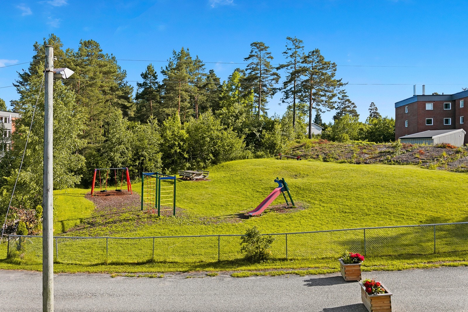 Uteområder med lekeplass rett ved Galleribilde