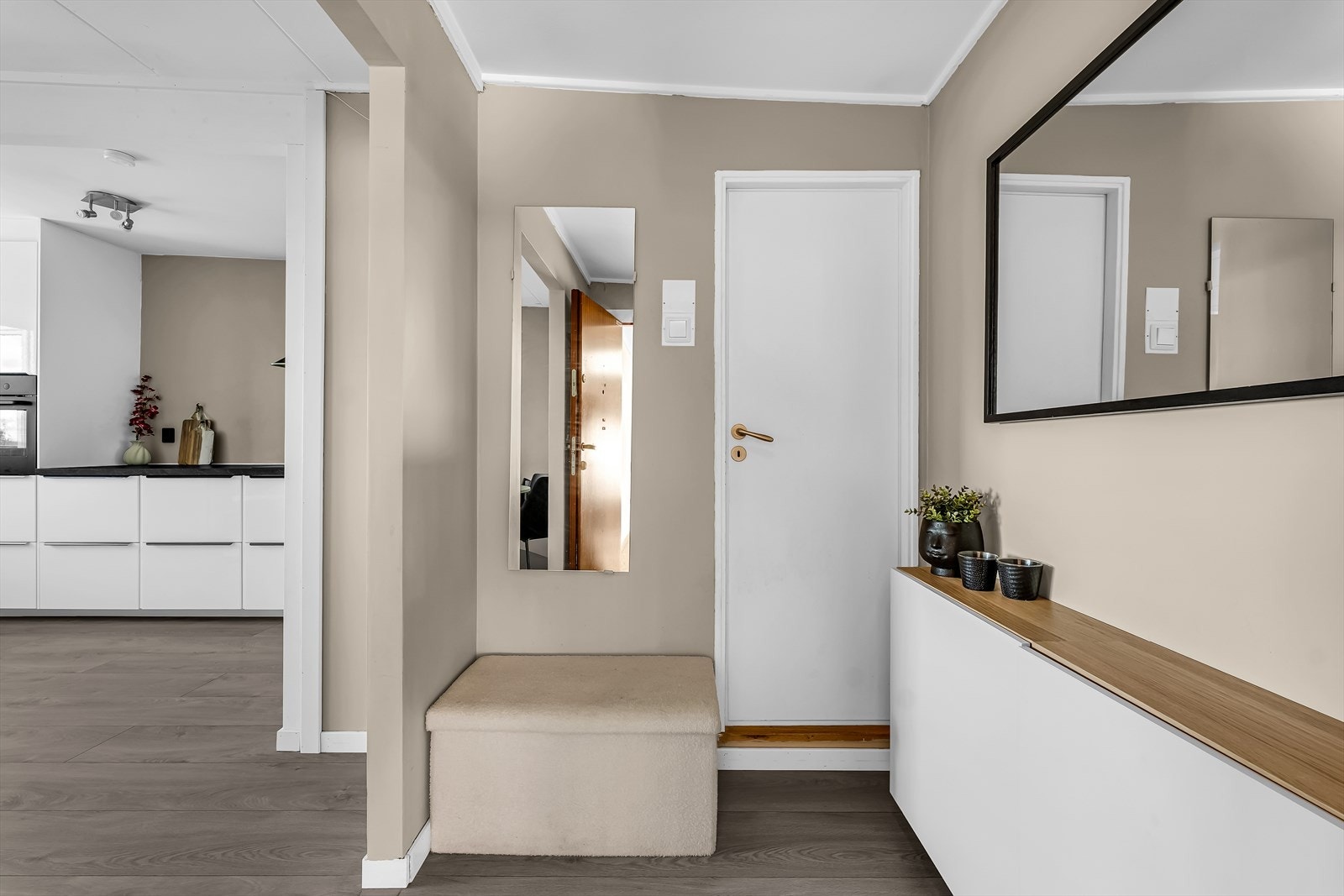 Inngangspartiet har plass til oppbevaring av yttertøy og sko, og har en praktisk planløsning som gir enkel adkomst til leilighetens øvrige rom. Galleribilde