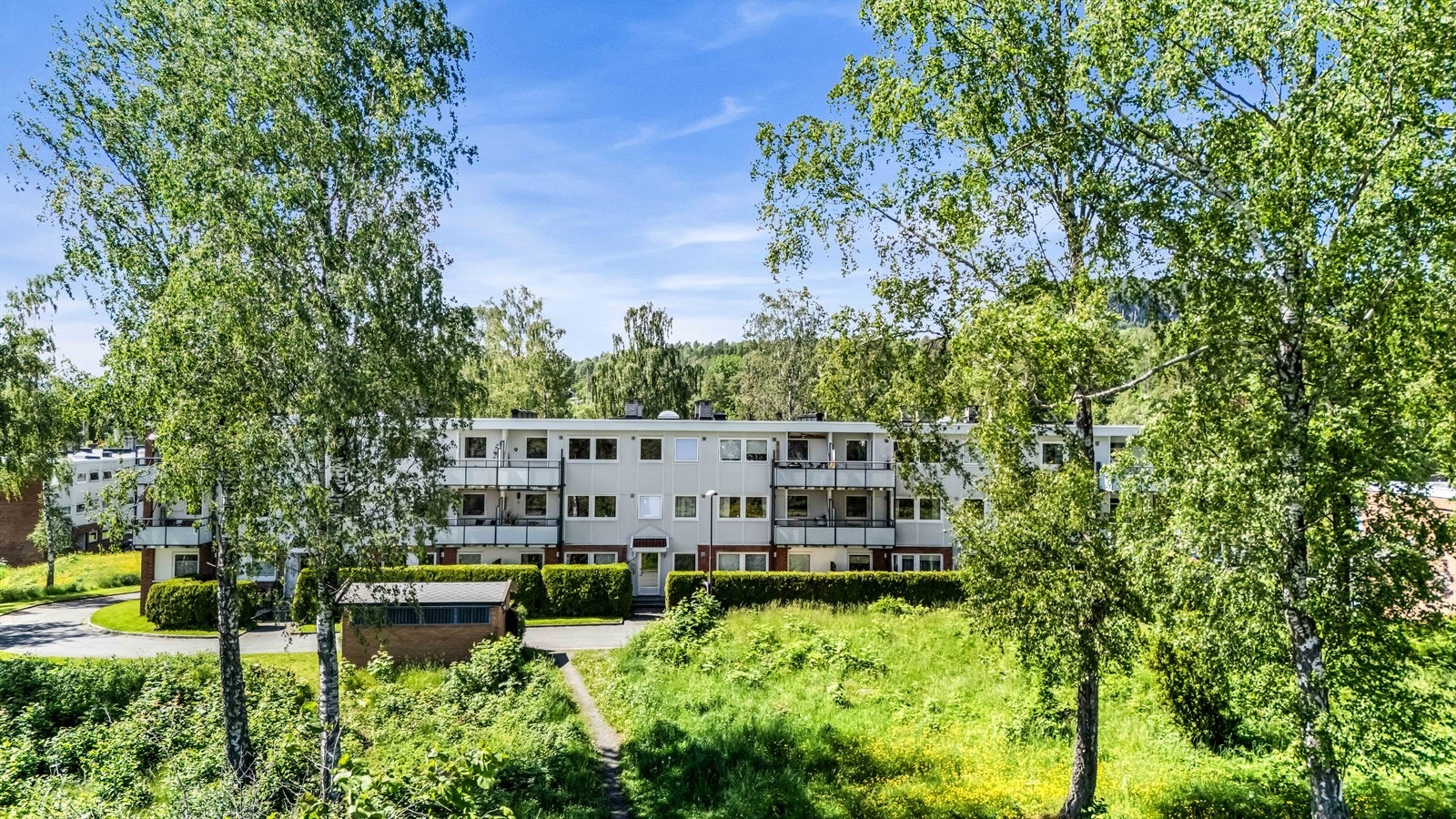 Borettslaget disponerer romslige fellesarealer med grønne omgivelser og gode møteplasser for både store og små. Galleribilde