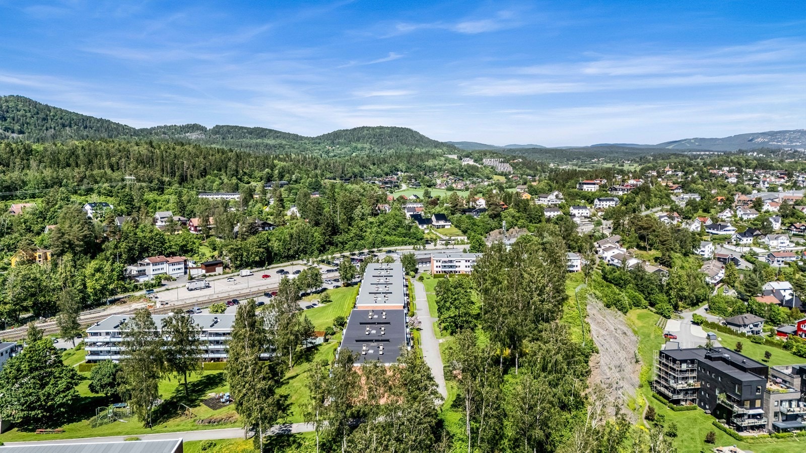 Fra boligen er det enkel tilgang til et omfattende nettverk av turveier og stier som leder videre inn i skogsområdene, med populære utfartssteder og naturopplevelser i kort avstand. Galleribilde