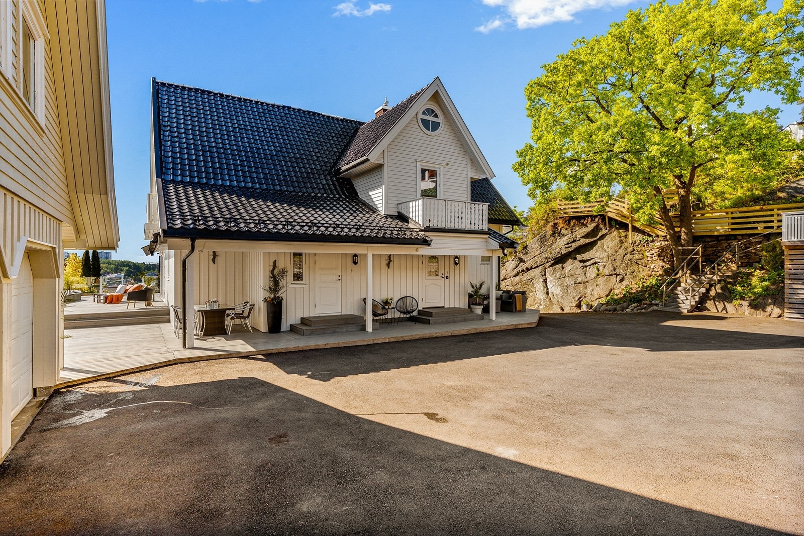 Ved inngangspartiet er det oppført en overbygget terrasseplatting som skaper et hyggelig og praktisk uteområde. Den overbygde løsningen gir gode muligheter for å nyte uteplassen i all slags vær. Galleribilde