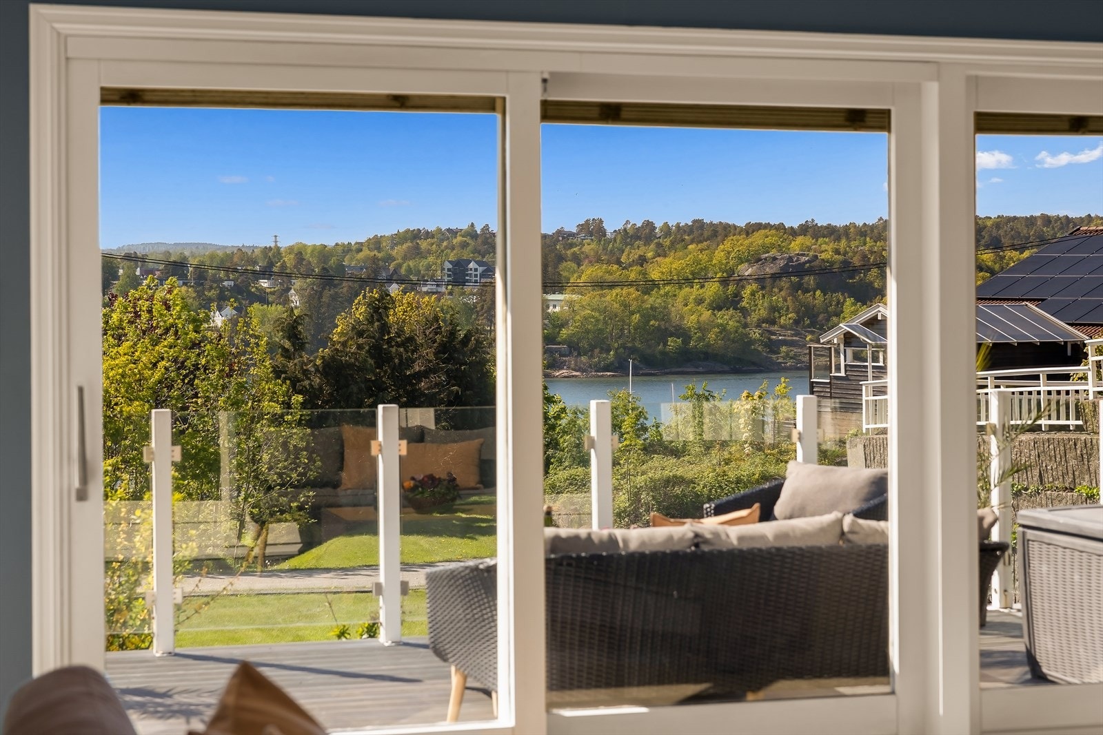 De generøse glassflatene gir en sømløs overgang mellom inne- og uteområdene og skaper en unik forbindelse til terrassen gjennom store deler av året. Galleribilde