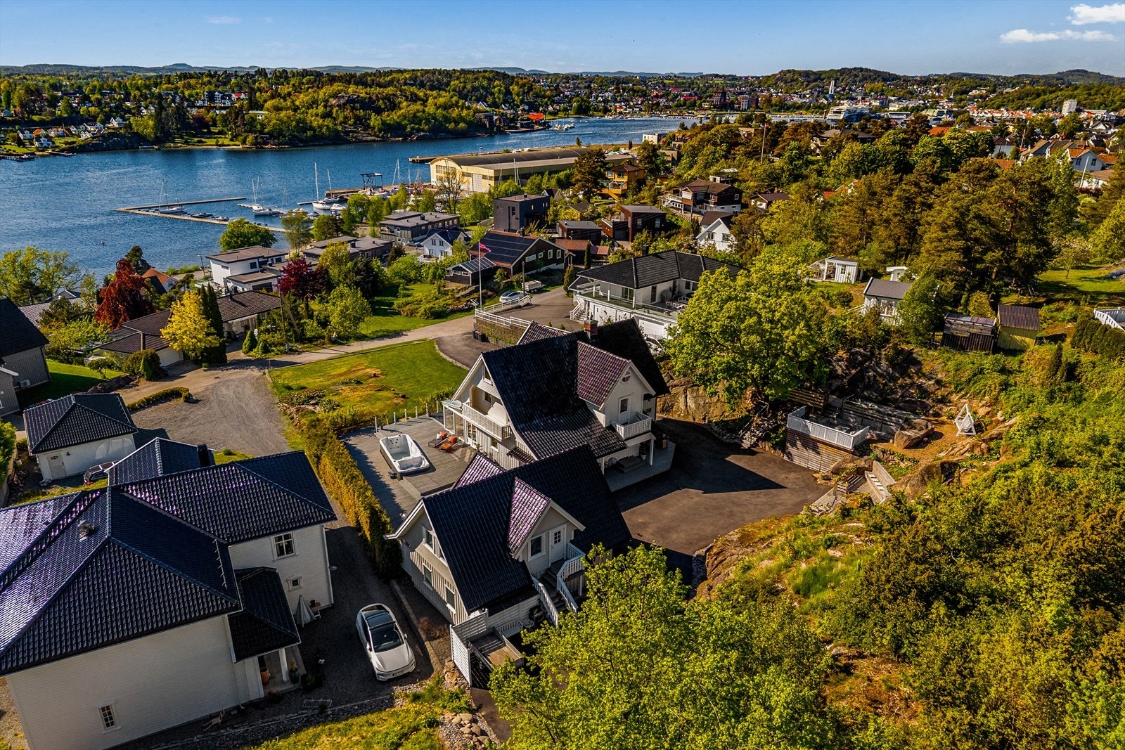 Oversiktsbilde som viser eiendommens beliggenhet med nærhet til sjøen. Galleribilde