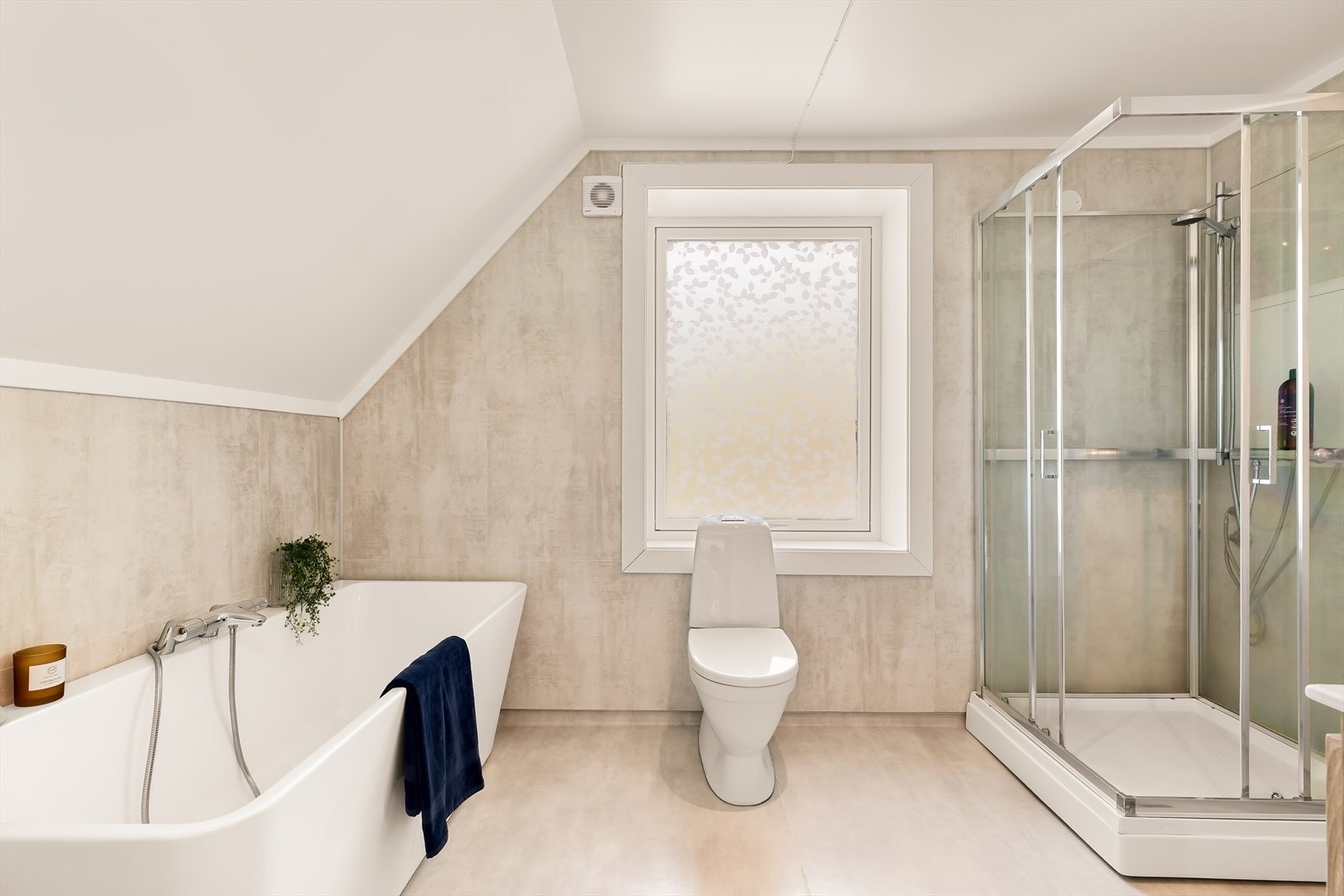 Badet er også utstyrt med badekar og har vinylbelegg med varmekabler på gulvet. Galleribilde