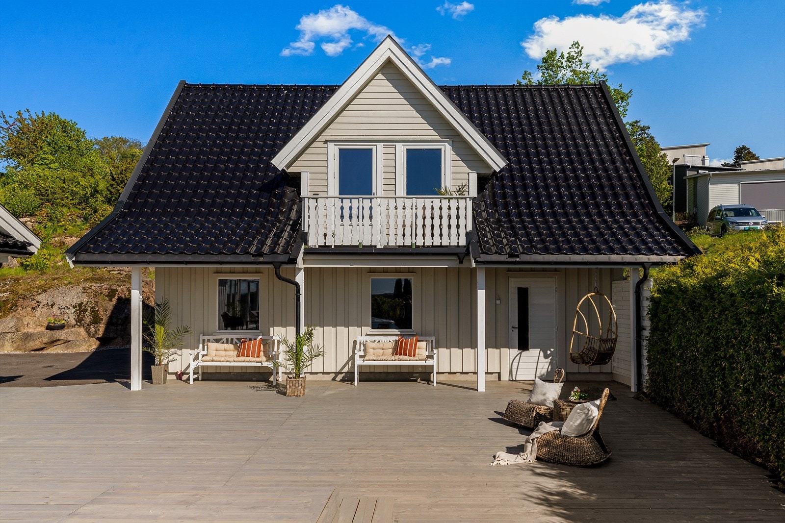 Garasjebygningen har et innredet loft og egen balkong. Galleribilde