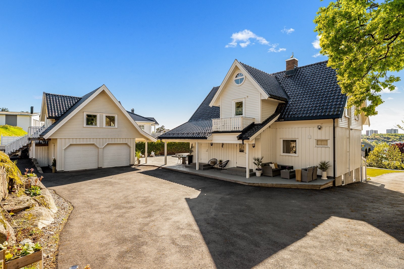 Asfaltert adkomst og stor gårdsplass med rikelig med biloppstillingsplasser. Galleribilde