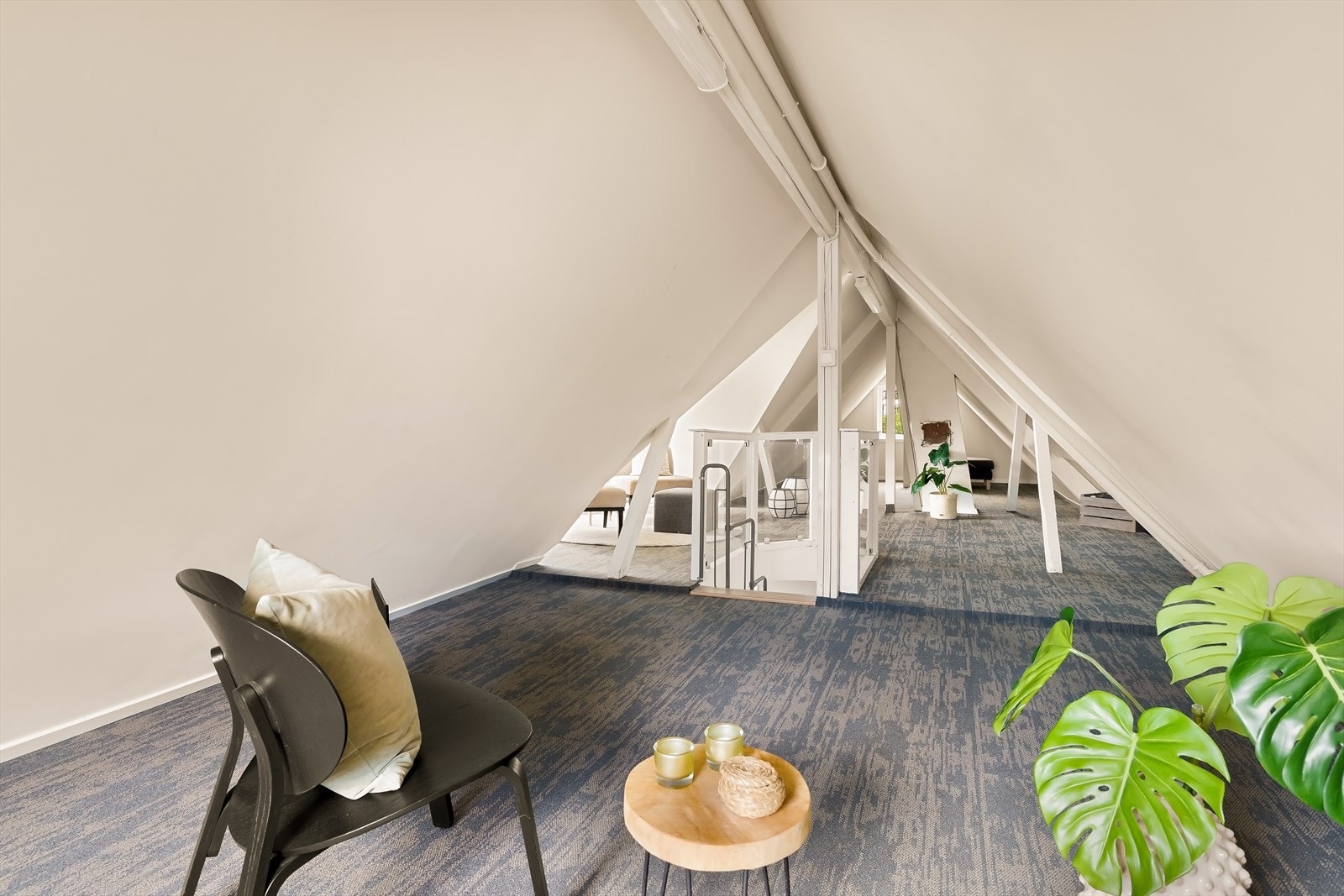 Loftet har et gulvareal på ca. 70 m², med teppebelagt gulv. Galleribilde
