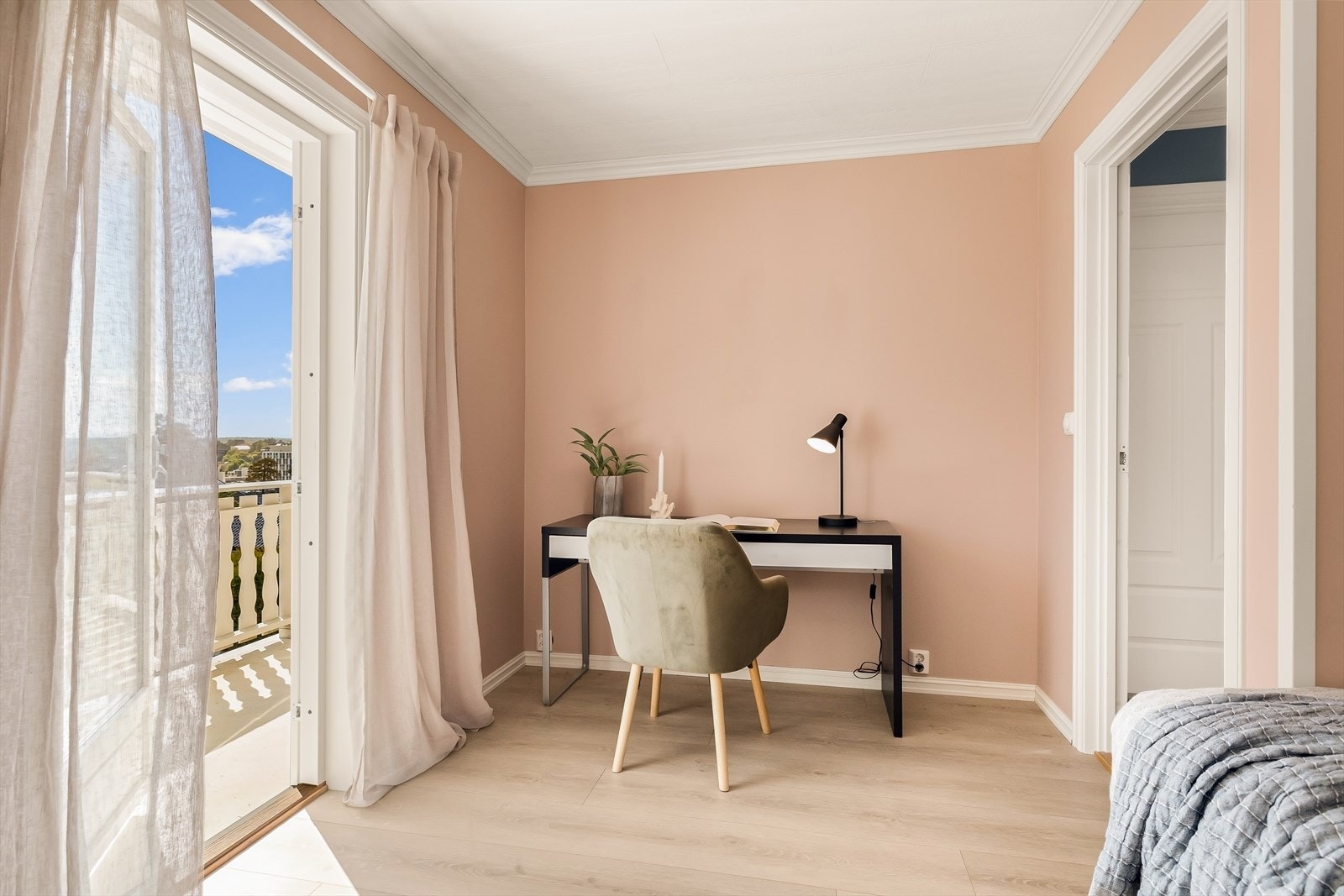 Dette soverommet har utgang til egen balkong på ca. 9 m². Galleribilde