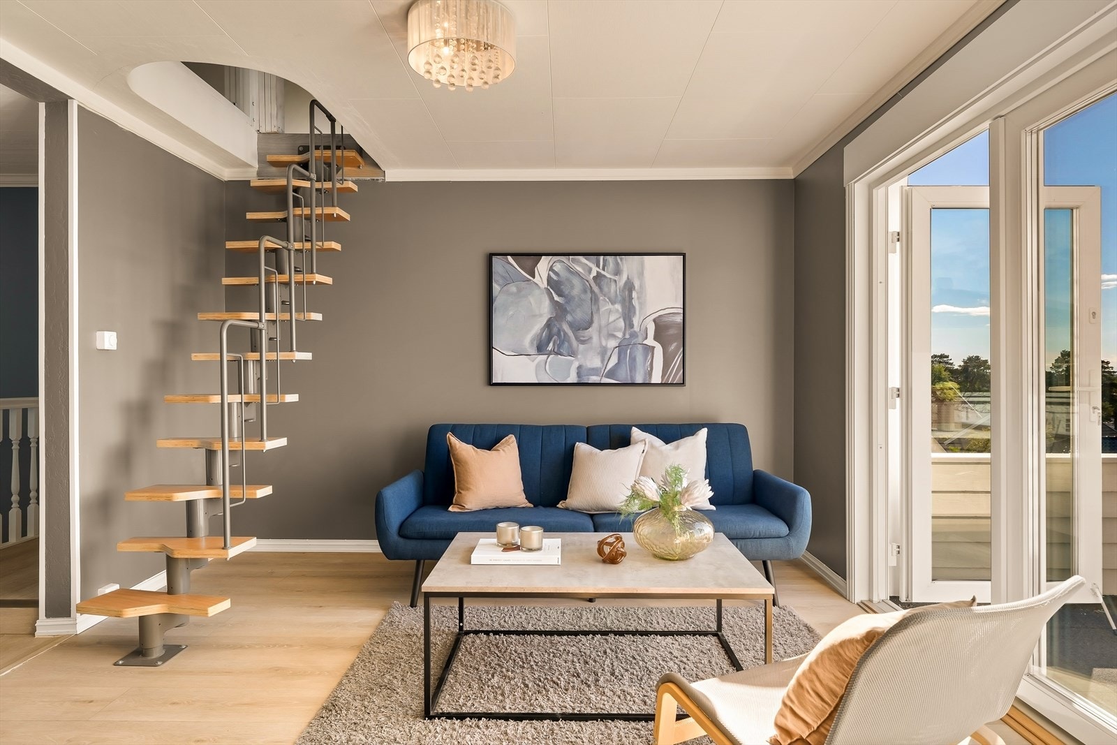 Stuen i andre etasje har en moderne vindeltrapp opp til loftstuen. Galleribilde