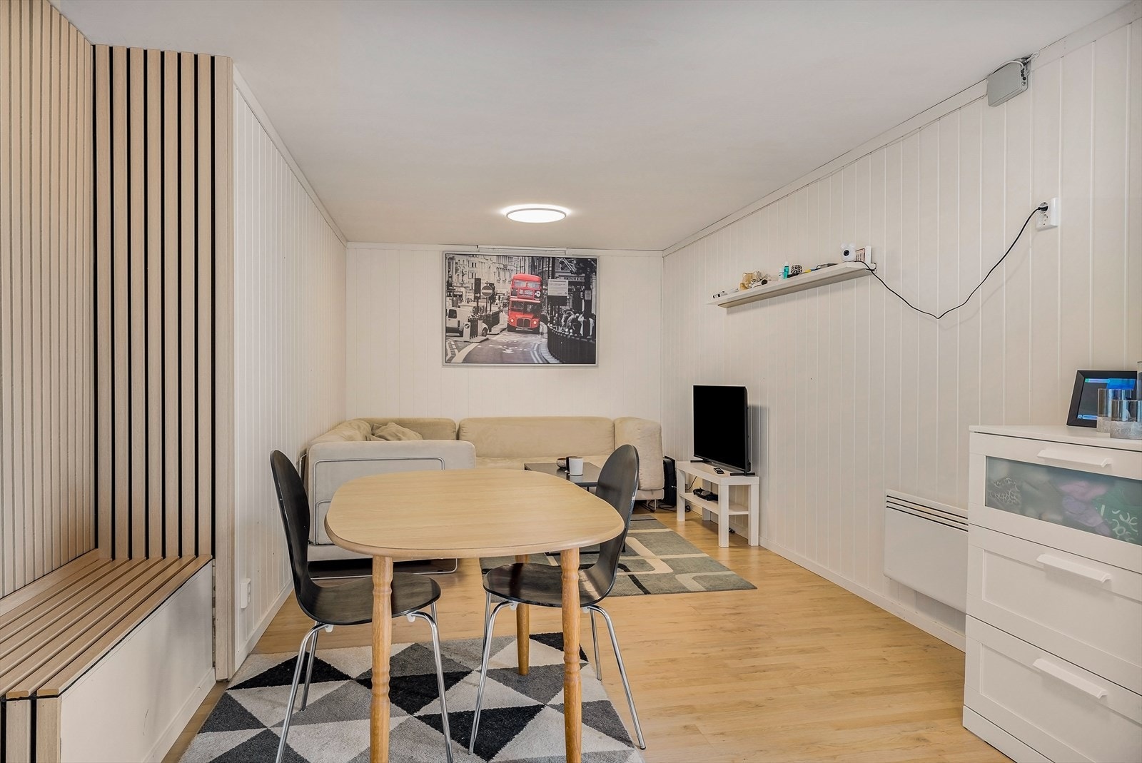 Hele kjelleretasjen, inkludert utleiedelen, har varmekabler i gulvet. Galleribilde