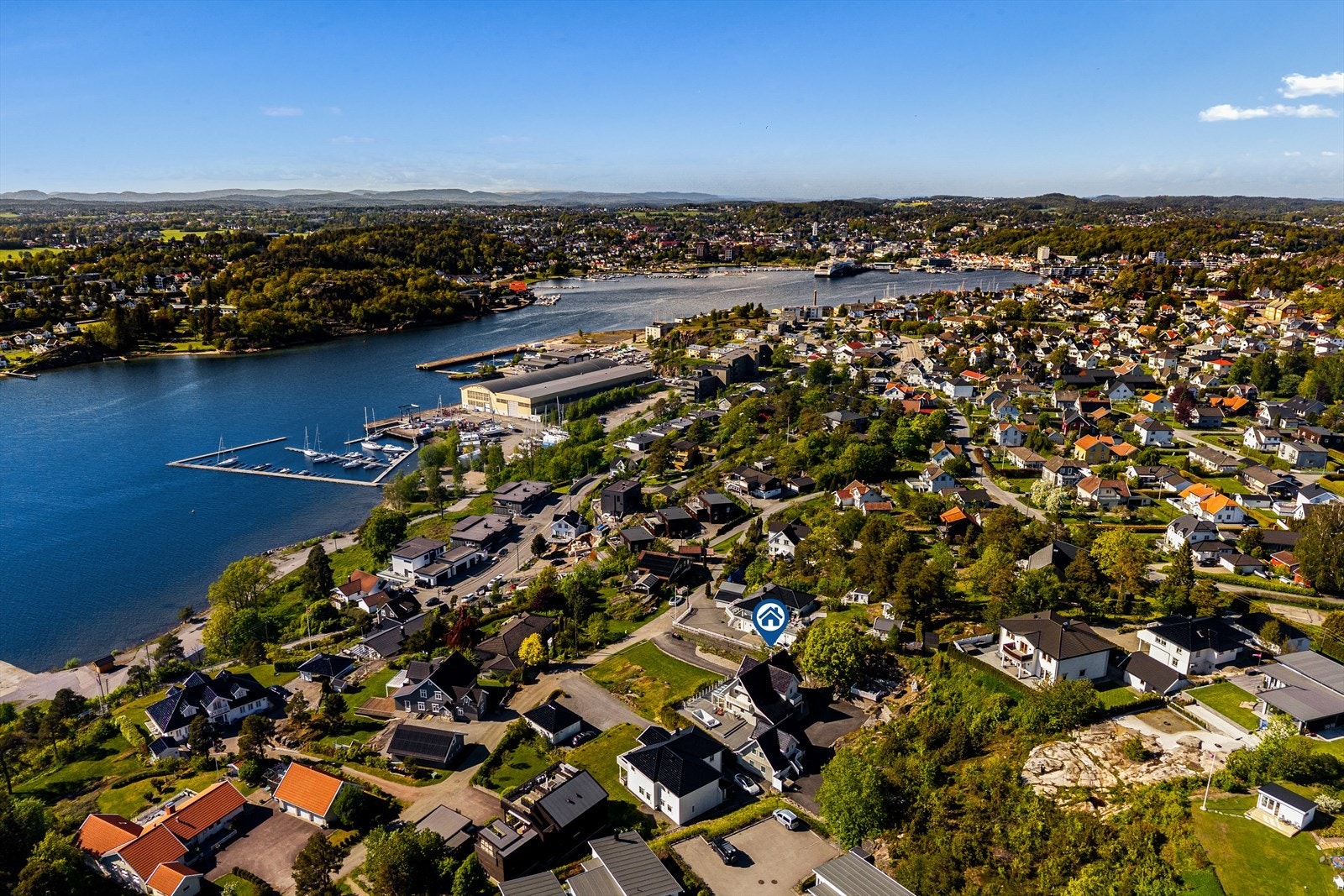 Eiendommen ligger på Framnes, et område med nærhet til både skog, mark og sjø. Galleribilde