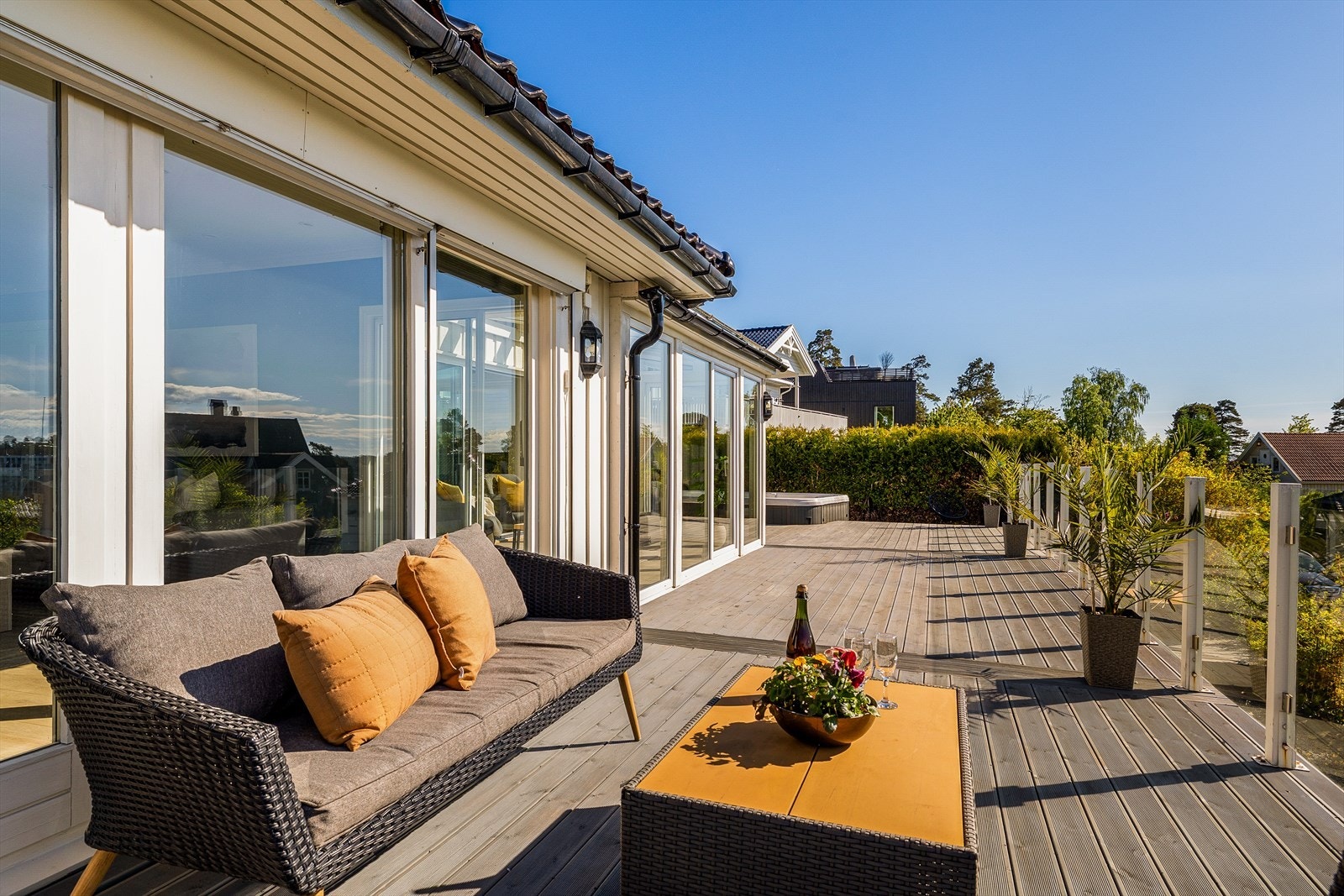 Terrassen strekker seg rundt store deler av boligen og skaper en sømløs overgang mellom inne- og uteområdene. Med elegante glassrekkverk bevares både lysinnslipp og den flotte utsikten mot sjøen, samtidig som uteplassen får et moderne og eksklusivt preg. Galleribilde