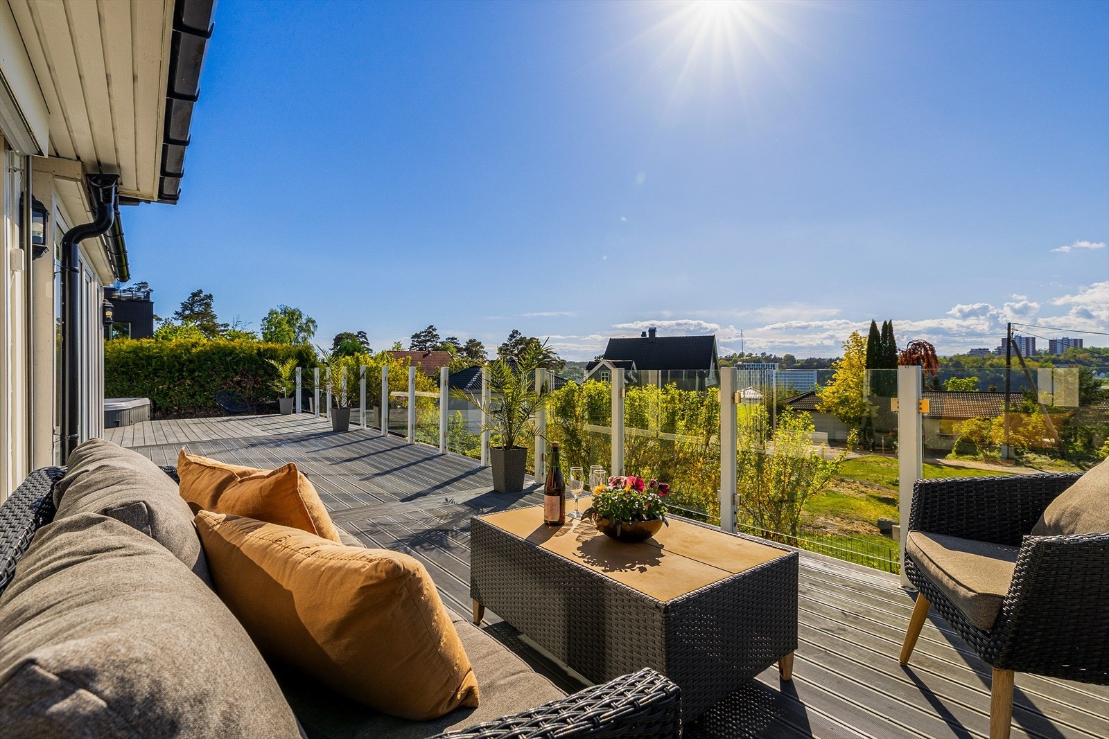 Her kan man nyte solen fra morgen til kveld, omgitt av rolige og naturskjønne omgivelser. Galleribilde