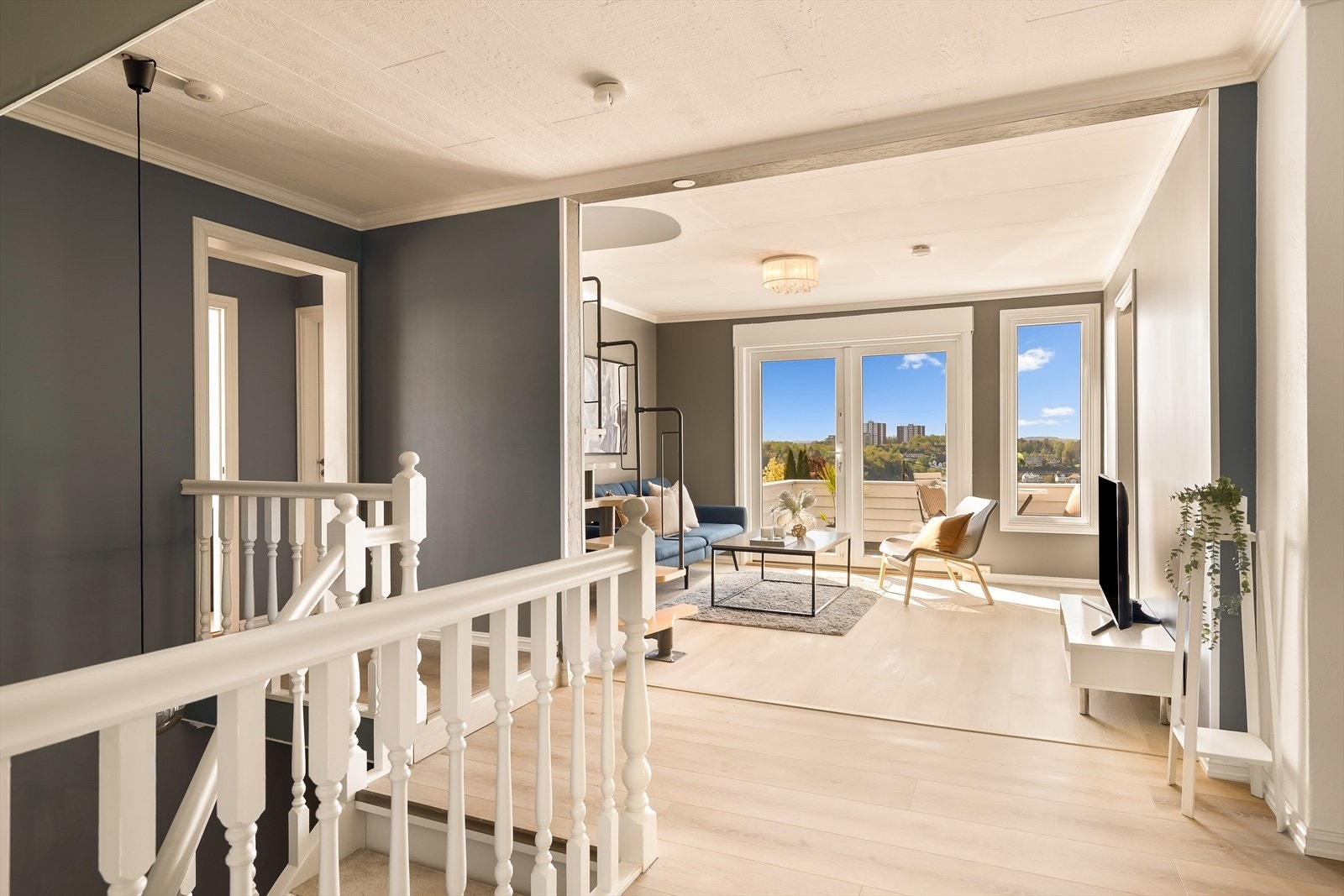 Oppe i andre etasje møtes du av en lys og åpen gang som leder inn til en egen stue. Galleribilde