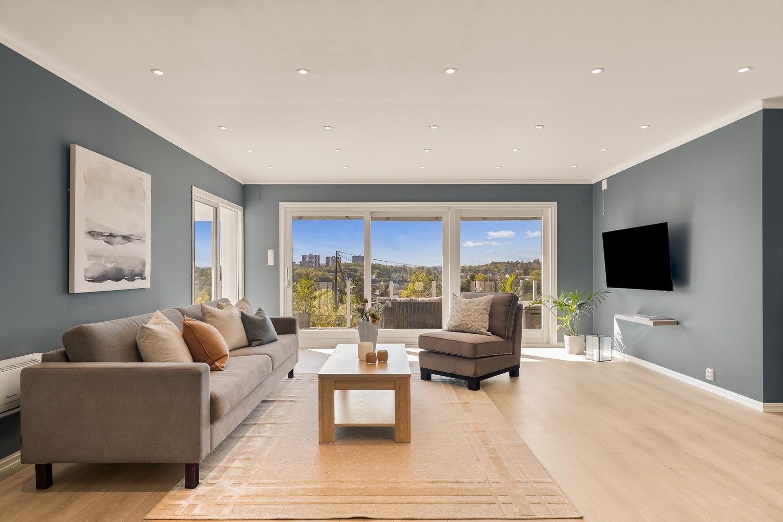 Fra stuen er det direkte utgang til den imponerende, nyoppførte terrassen på ca. 250 m² via store skyvedører som slipper inn rikelig med naturlig lys. Galleribilde
