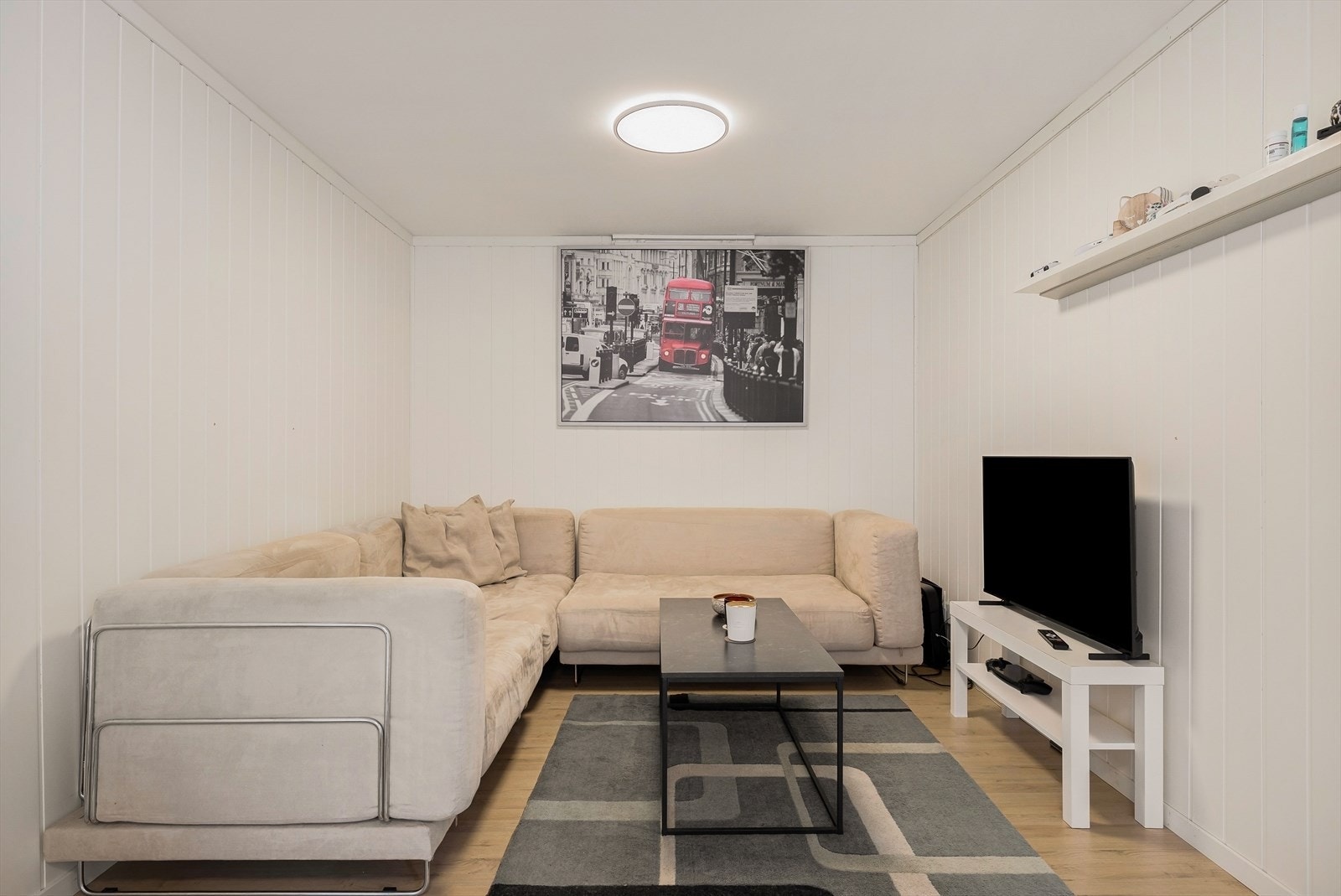 Utleiedelen har en egen stue med plass til sofagruppe. Galleribilde