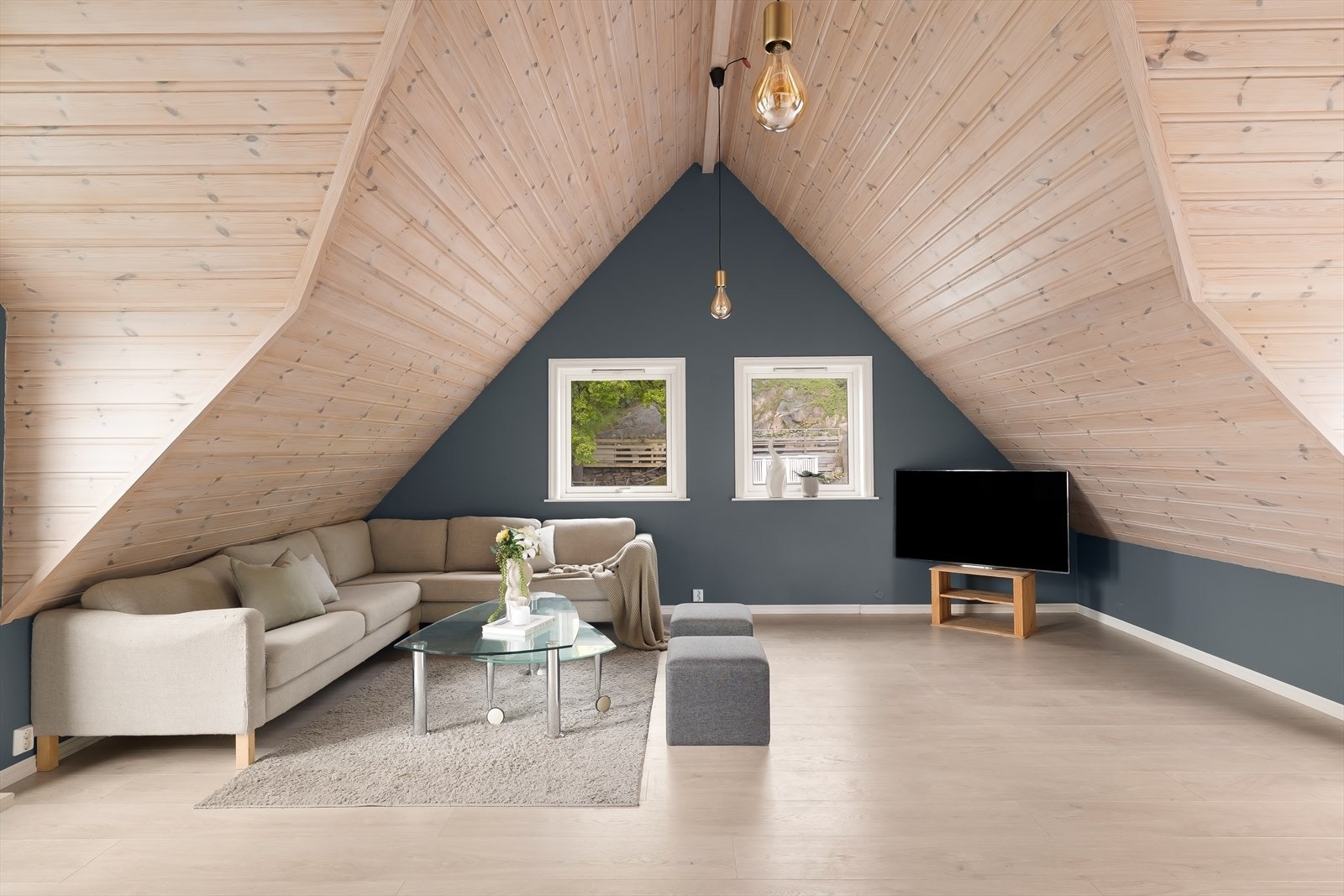 Loftstuen ble innredet i 2022 med isolert skråhimling, gipsplater og teppe på gulvet. Galleribilde