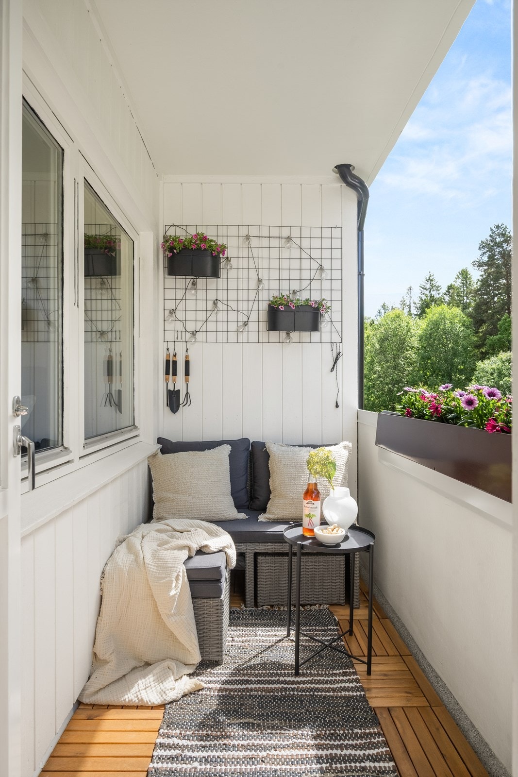 Balkongen har plass til en sittegruppe og vender mot rolige, grønne omgivelser. Galleribilde