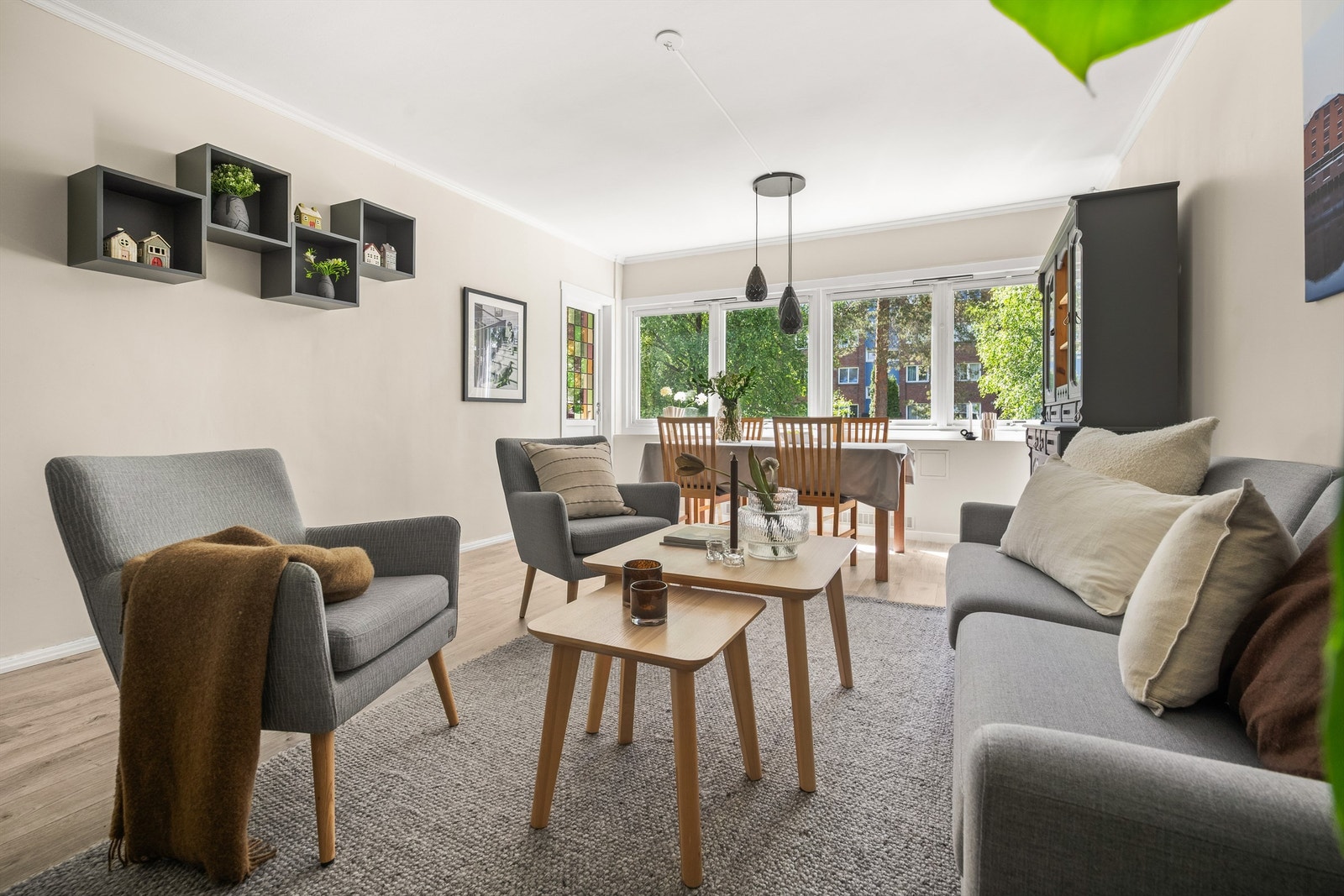 Fyring via radiatorer og varmtvann er inkludert i felleskostnadene, noe som gir forutsigbare boutgifter. Galleribilde