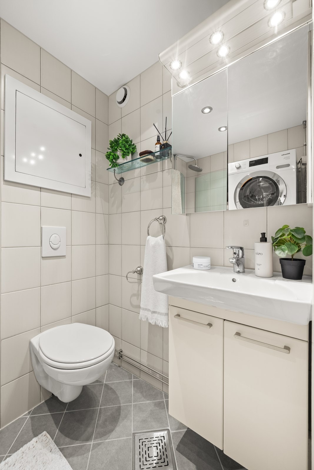 Badet ble oppgradert i regi av borettslaget i 2015. Her er det gulvvarme, vegghengt toalett og downlights i himlingen. Foto: Martine Eren Jacobsen Galleribilde