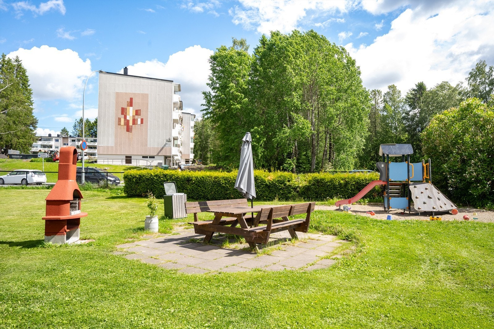 Fra leiligheten er det kun syv minutters gange til Bøler Senter med butikker, apotek, vinmonopol og T-bane. Galleribilde