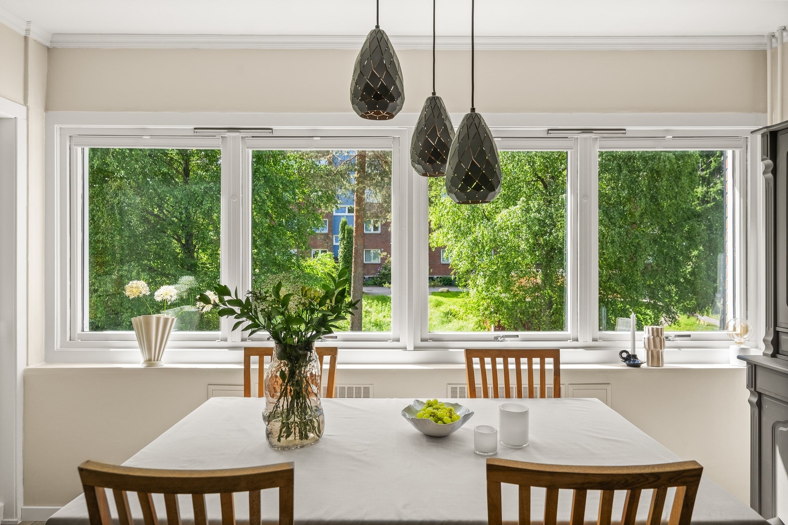 Stuen er romslig og gir god plass til både spisebord og en separat sofagruppe. Foto: Martine Eren Jacobsen Galleribilde