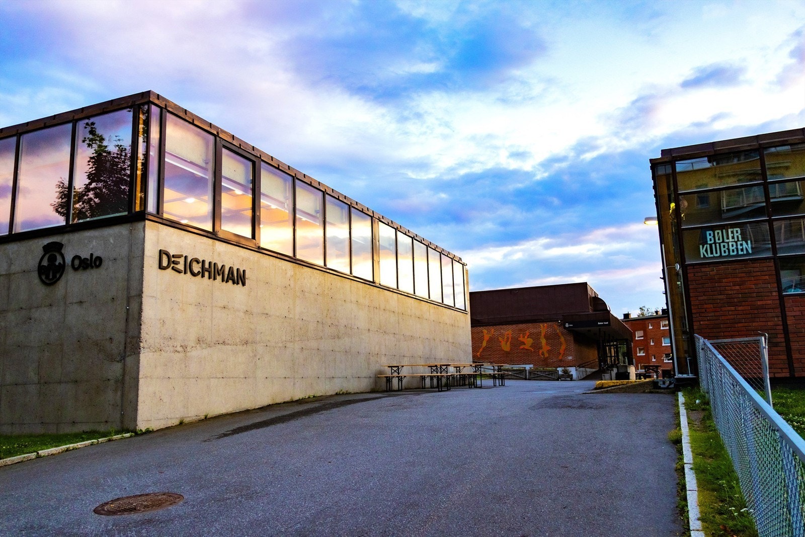 Bøler Deichman og lenger bak finner du Bøler Bad med ekstra varmt badevann.
Begge disse byggene ble blant annet tegnet av kjente arkitekten Sverre Fehn.
Rett over gaten finner du legendariske Bobos pizza, og t-banen rett nedefor. Galleribilde