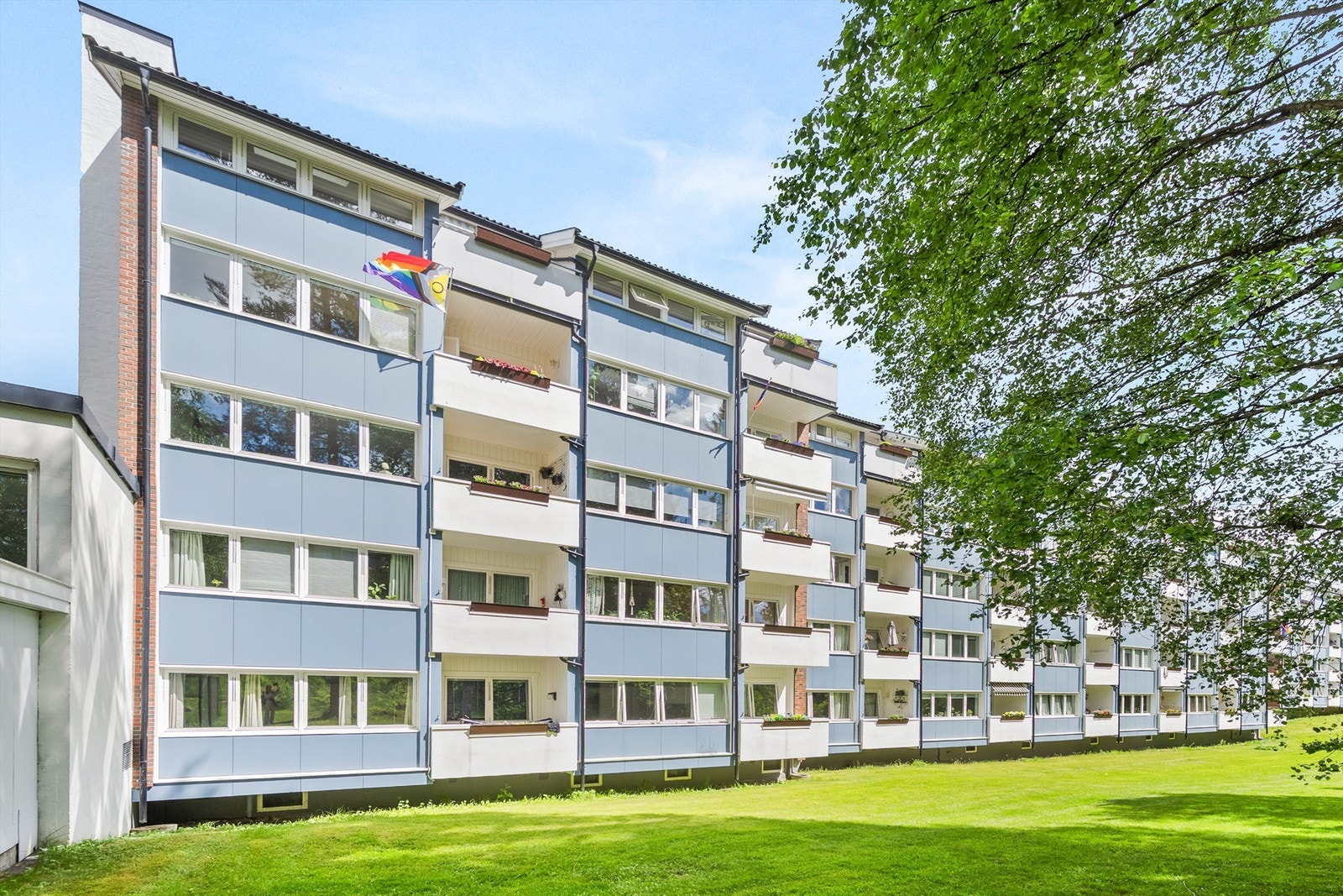 Leiligheten ligger i tredje etasje i en boligblokk oppført i 1956. Galleribilde