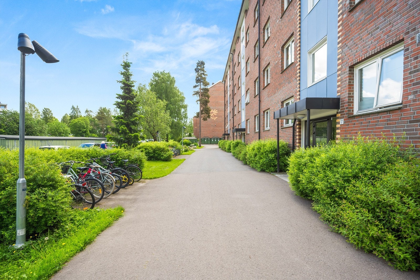Eiendommen tilhører Bølerskogen Borettslag II, et veletablert borettslag med velholdte fellesarealer. Galleribilde