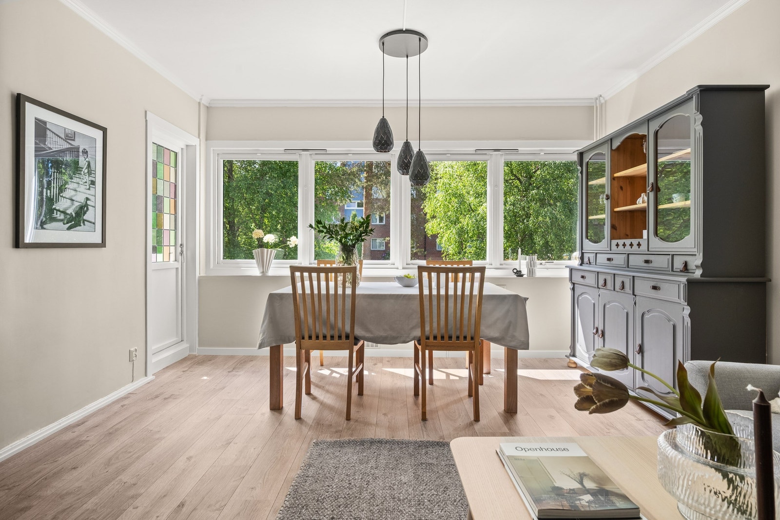 Fra stuen er det direkte utgang til en sydvestvendt balkong på 3 m². Galleribilde