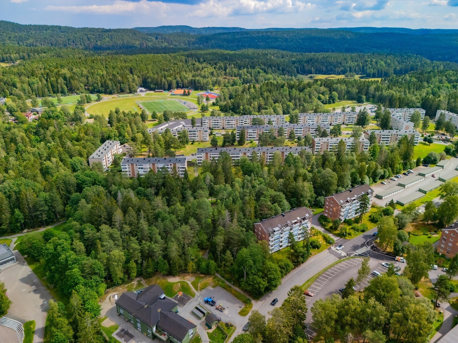 Bøler skole nederst i venstre hjørne, Utmarkveien og naboborettslaget Haraløkka, så har du Haraløkka idrettsanlegg og vakre, idylliske Østmarka kun et lite steinkast unna leiligheten din:) Galleribilde