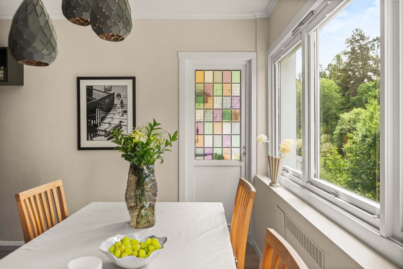 Balkongdøren har et dekorativt glassfelt som bidrar til rommets karakter. Galleribilde