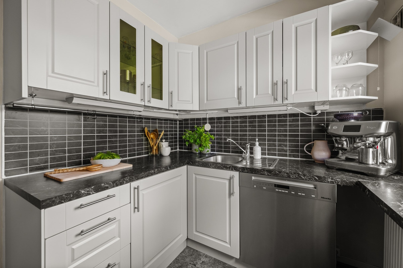 Kjøkkeninnredning fra ca. 2010 med laminert benkeplate og fliser mellom over- og underskap. Komfyr, oppvaskmaskin og kjøleskap medfølger. Foto: Martine Eren Jacobsen Galleribilde