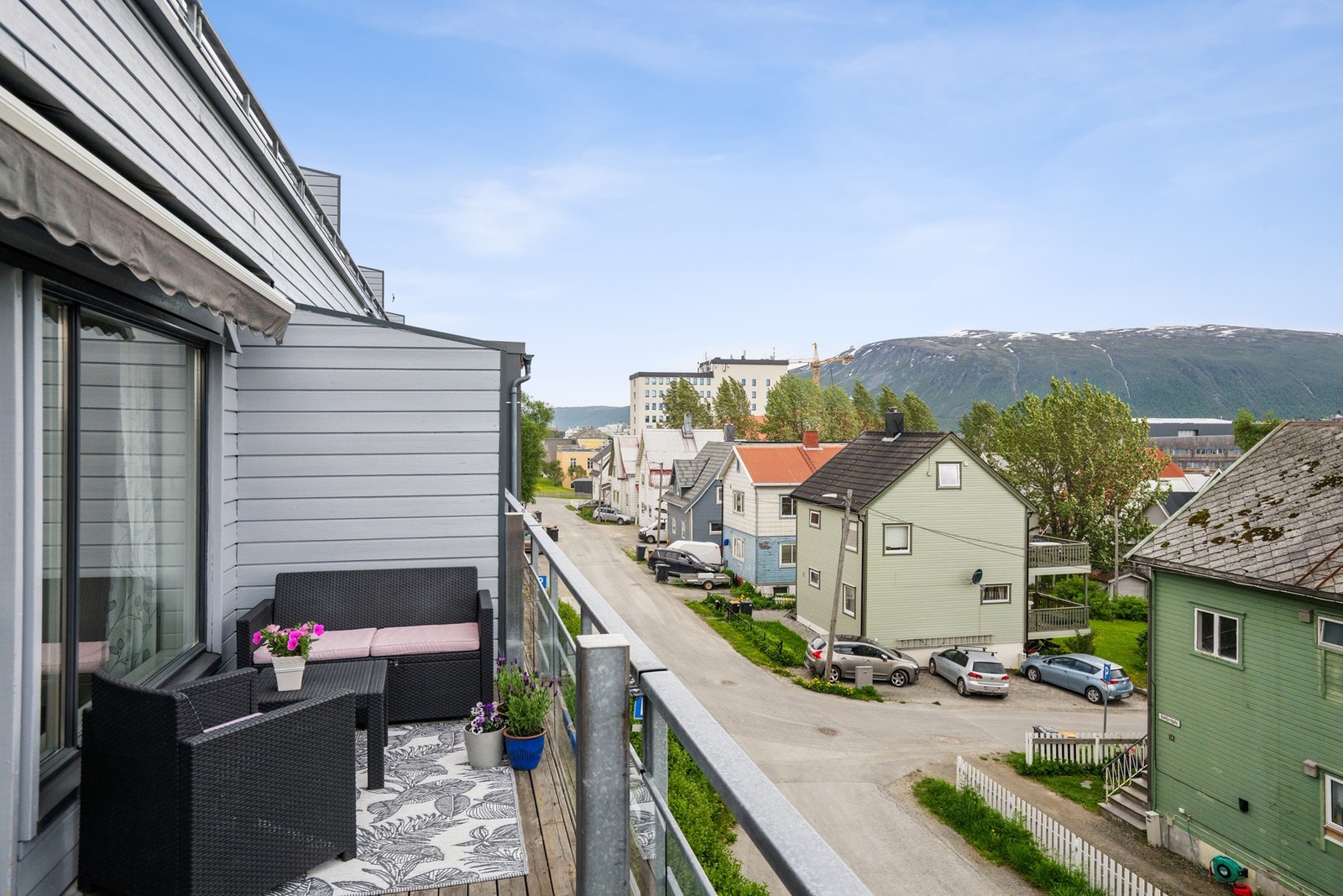 Uteplassen gir en fin utsikt over nærområdet og omkringliggende bebyggelse. Galleribilde