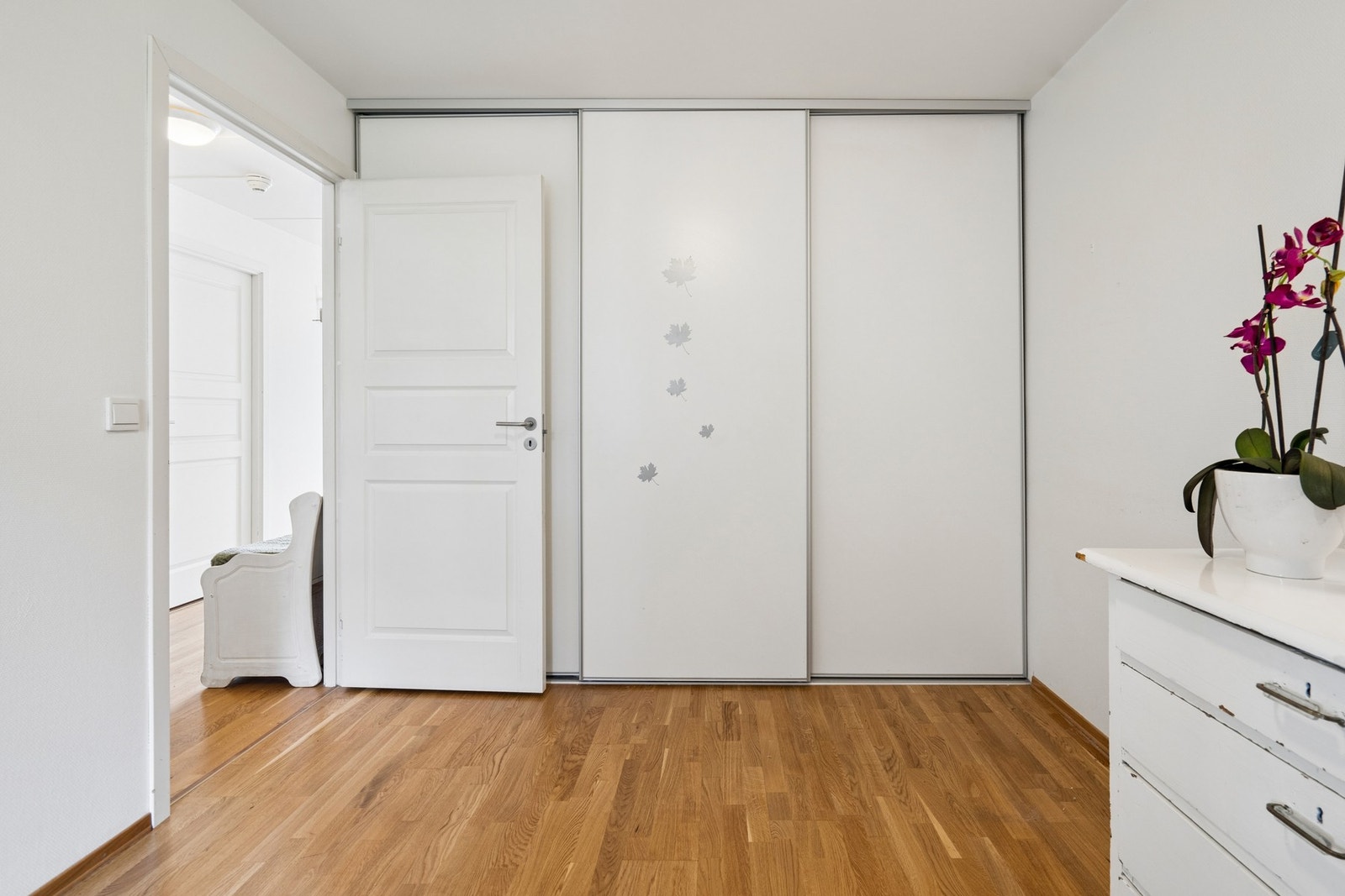 Hovedsoverommet er utstyrt med en stor skyvedørsgarderobe for effektiv oppbevaring. Galleribilde