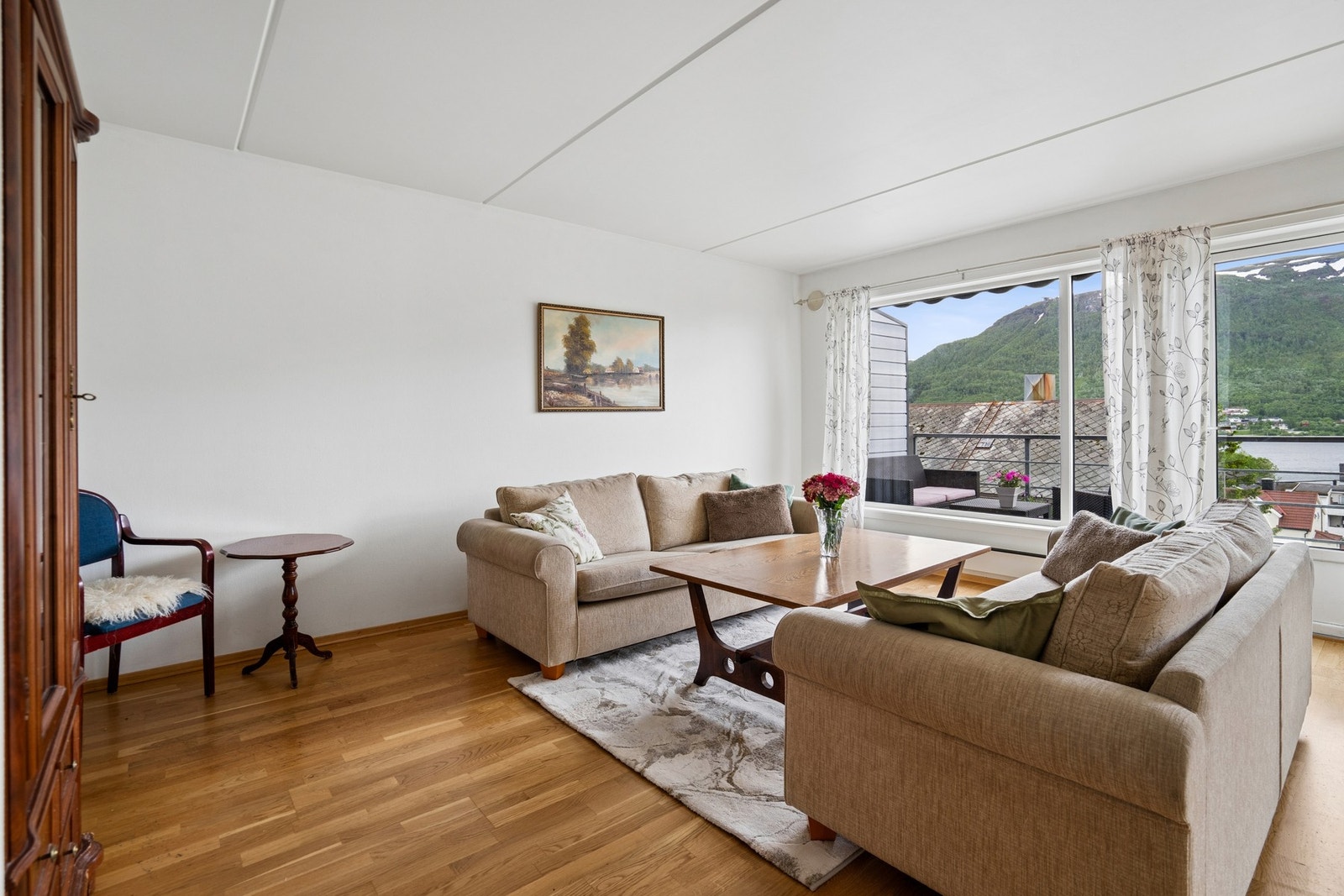 Store vindusflater og terrassedør som slipper inn rikelig med dagslys. Galleribilde