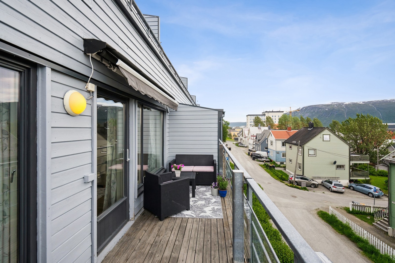 Terrasse med rekkverk i galvanisert stål og glass. Galleribilde