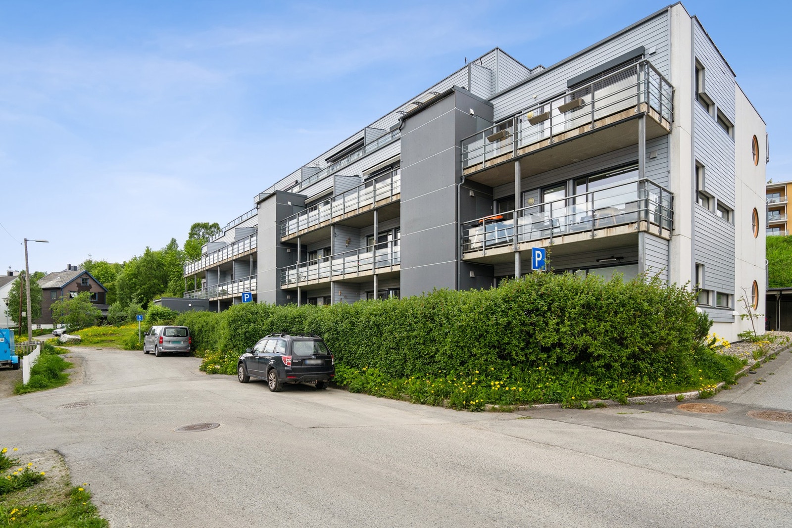 Leiligheten er en del av Elisabeth Borettslag, som består av 21 andelsboliger og har en felles takterrasse. Galleribilde