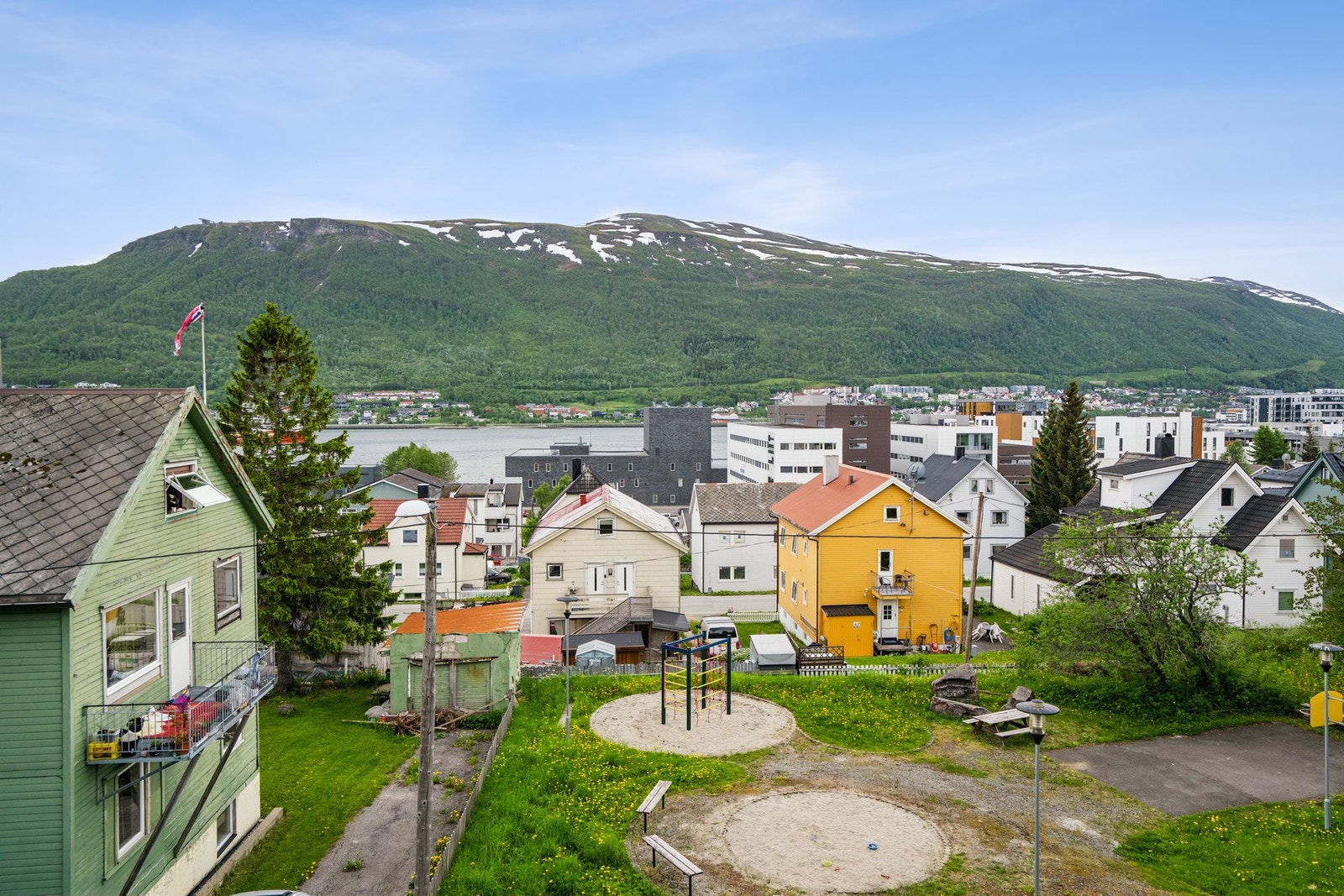 Fra leiligheten er det gangavstand til Tromsø sentrum med alle sine fasiliteter. Galleribilde