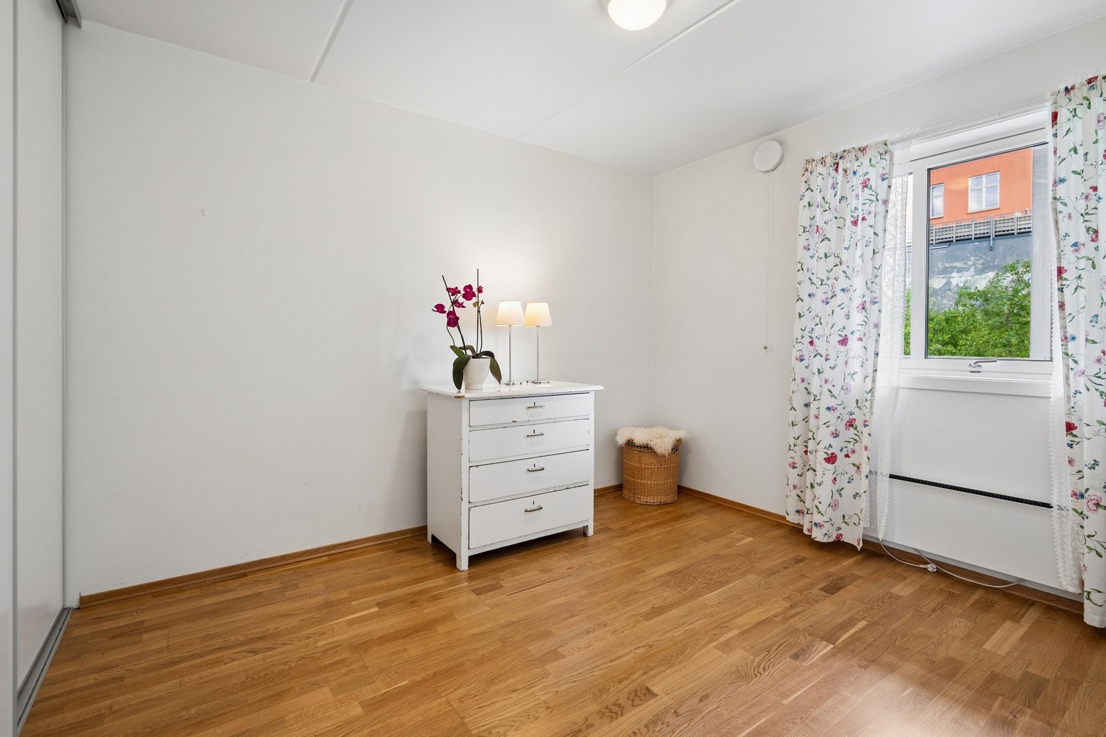Leiligheten har to soverom. Hovedsoverommet har god plass til dobbeltseng og garderobeløsning. Galleribilde