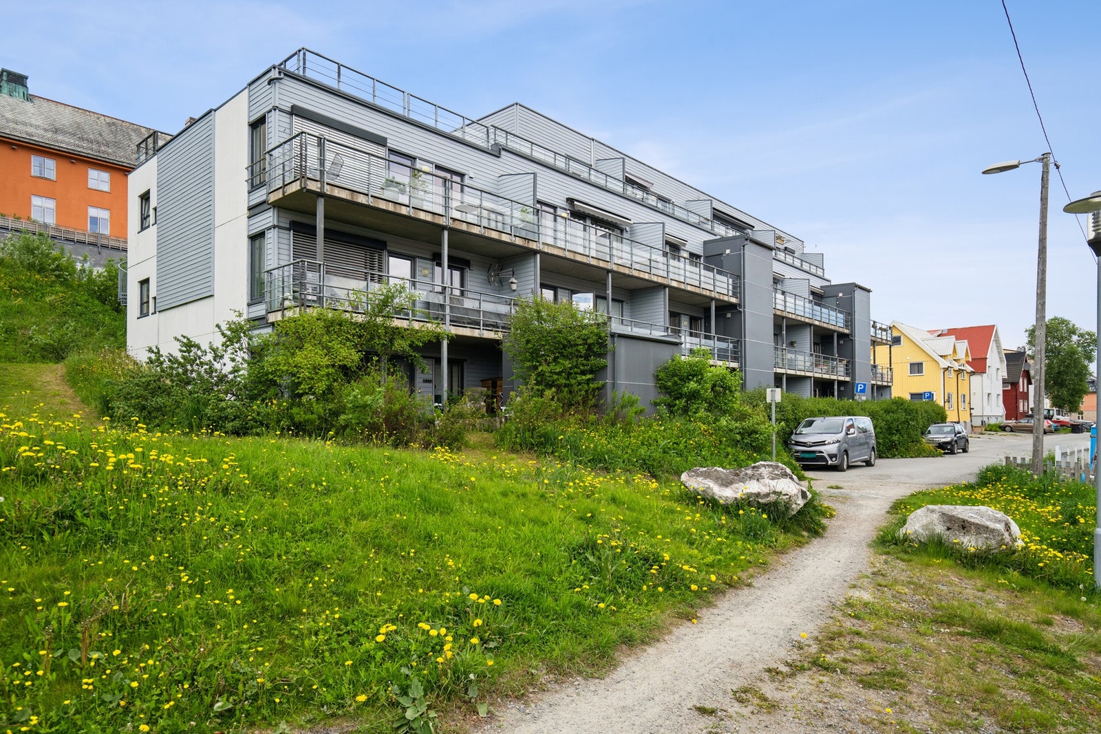 Bygget er fra 2007 og har yttervegger kledd med en kombinasjon av fasadeplater og trepanel. Galleribilde
