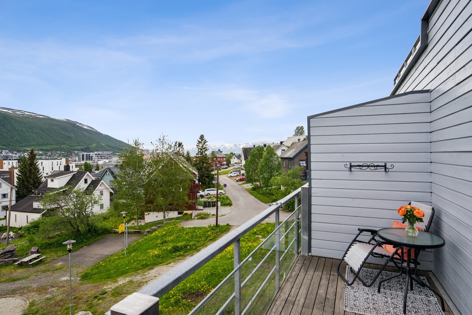Fra stuen er det utgang til en romslig terrasse på over 12 m². Her er det god plass til en sittegruppe. Galleribilde