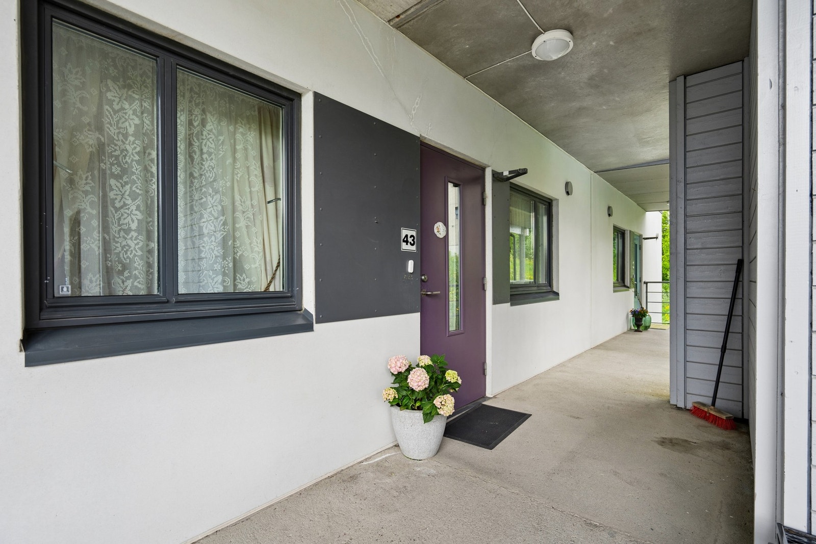 Leiligheten ligger i 3. etasje med adkomst via heis og en overbygget, åpen svalgang. Galleribilde