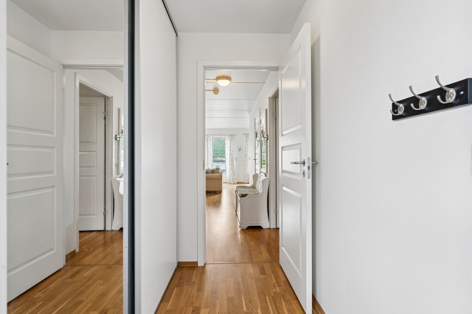 Gangen er utstyrt med en romslig skyvedørsgarderobe med speilfronter. Galleribilde