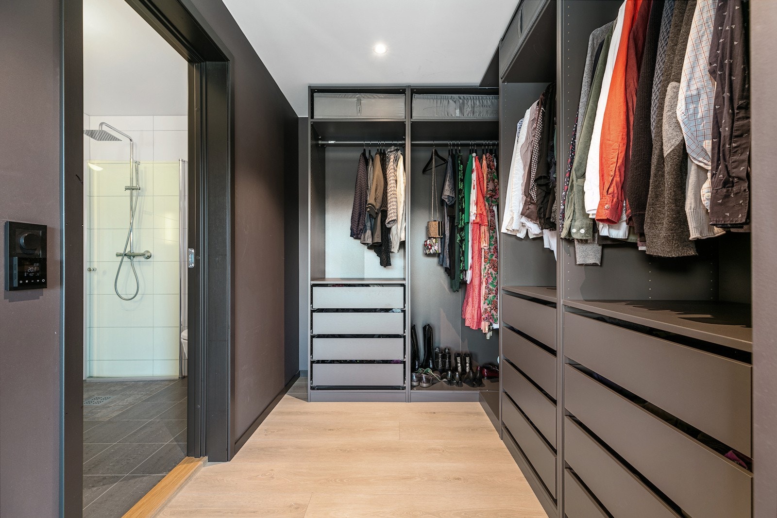 Praktisk garderobe i tilknyttning til hovedsoverom. Galleribilde
