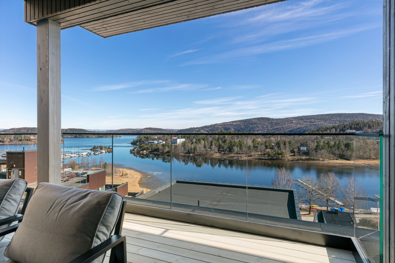 Overbygd terrasse med nydelig sjøutsikt. Galleribilde