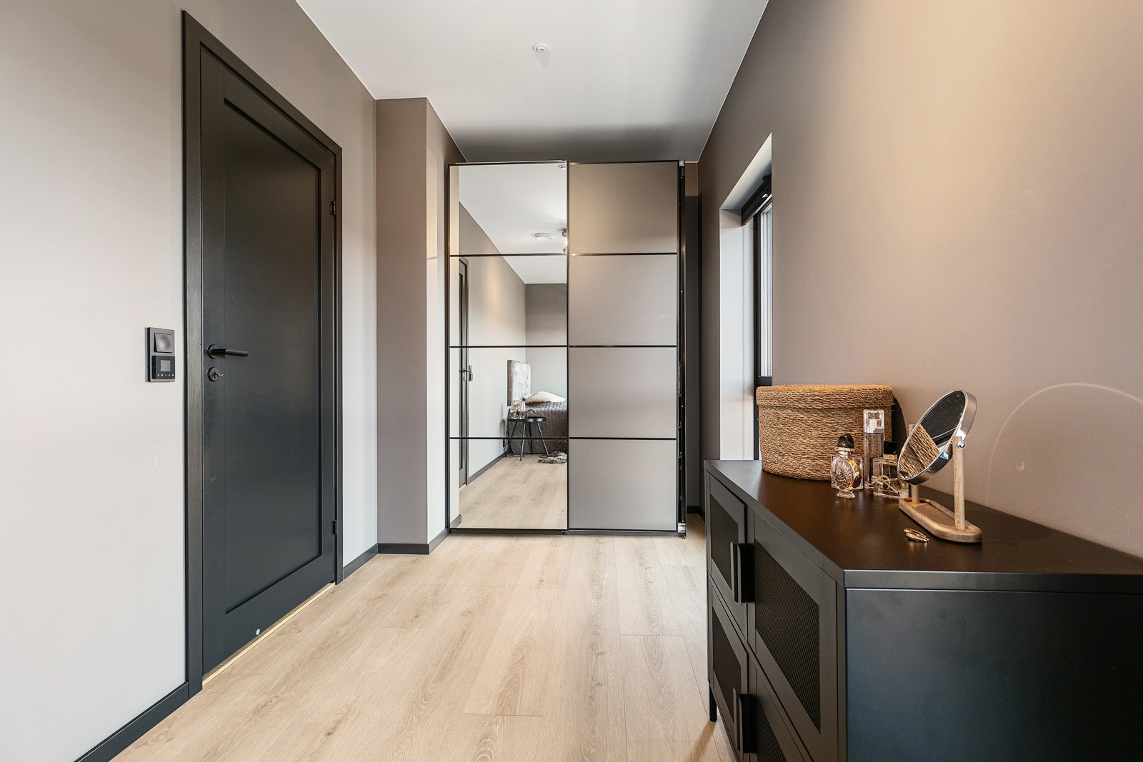 Soverom nr 3 med skyvedørsgarderobe. Galleribilde