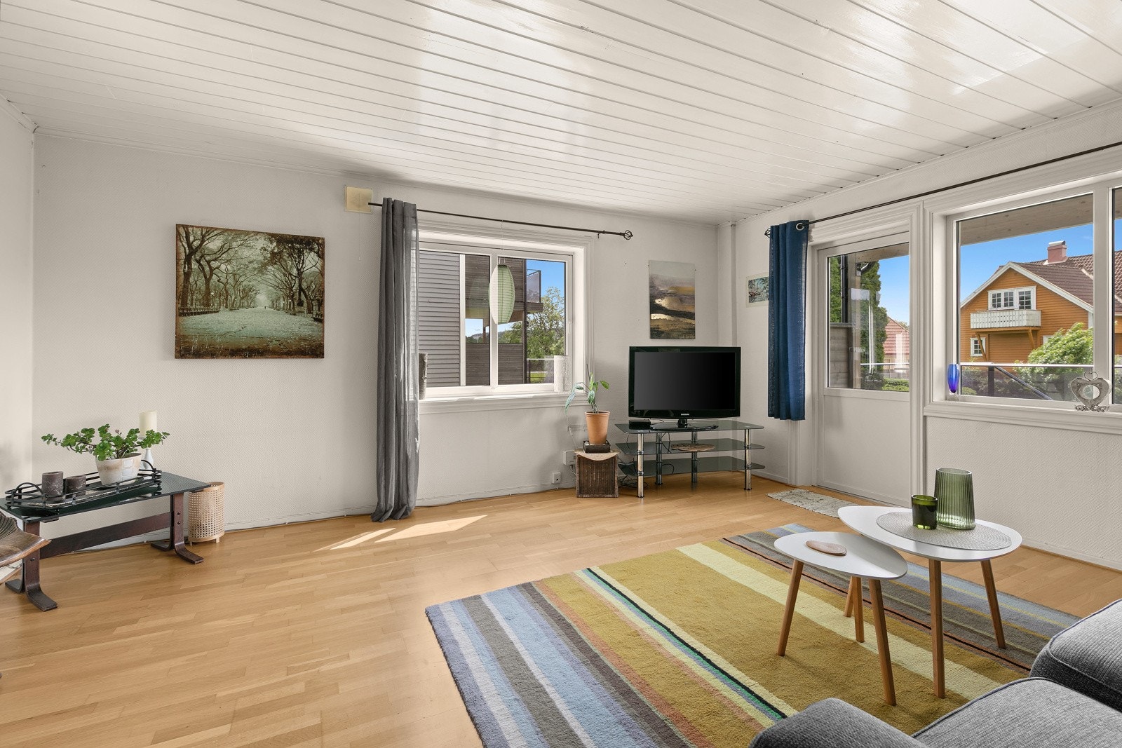 Dør ut til pen og solrik veranda Galleribilde